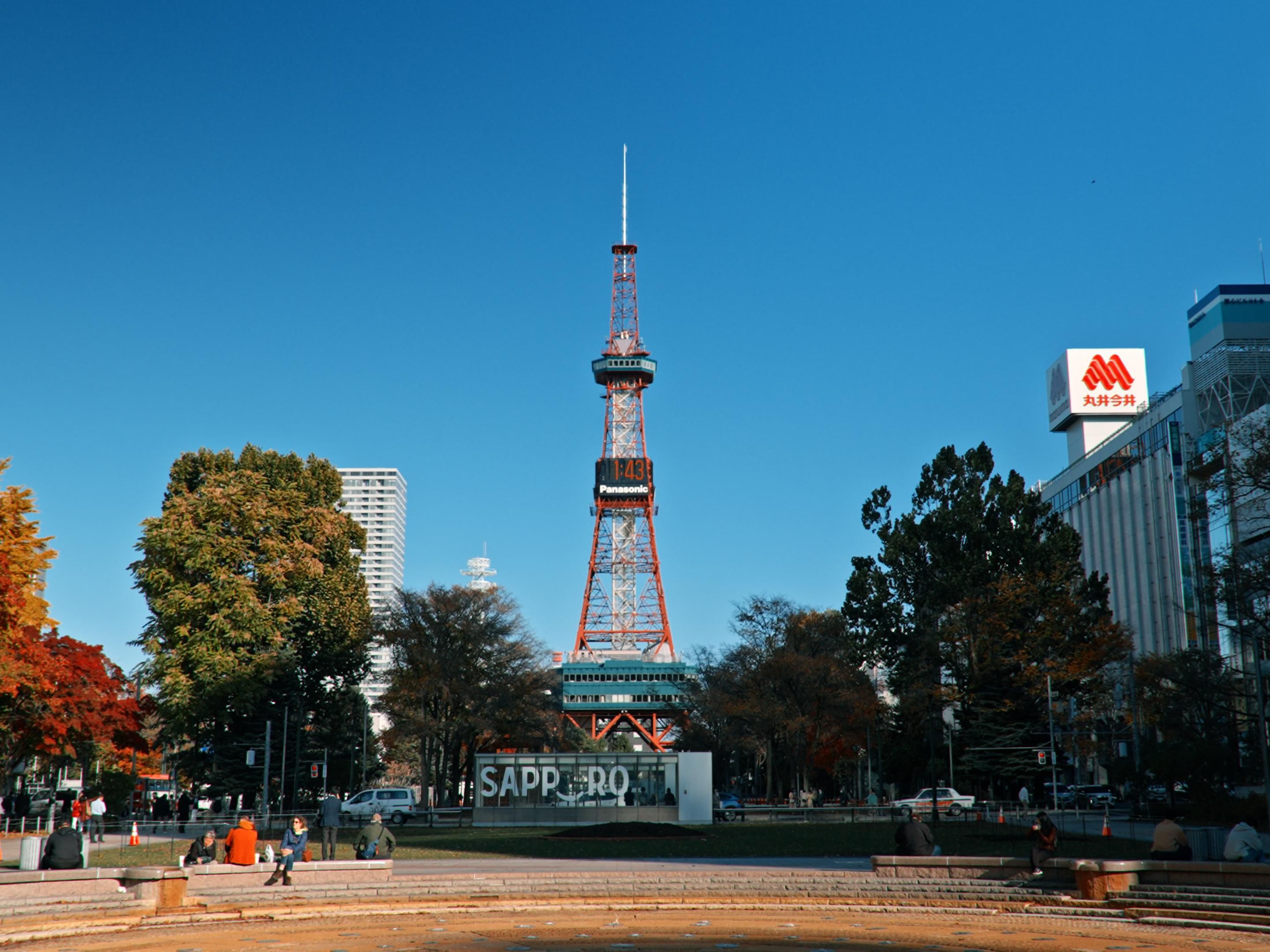 Odori Park, a short walk from the hotel, hosts seasonal events year-round: the Sapporo Lilac Festival in spring, the Sapporo Odori Beer Garden in summer, the Sapporo Autumn Fest in autumn, and the Sapporo Snow Festival in winter. Enjoy nearby gourmet food, shopping, and culture for a vibrant trip.