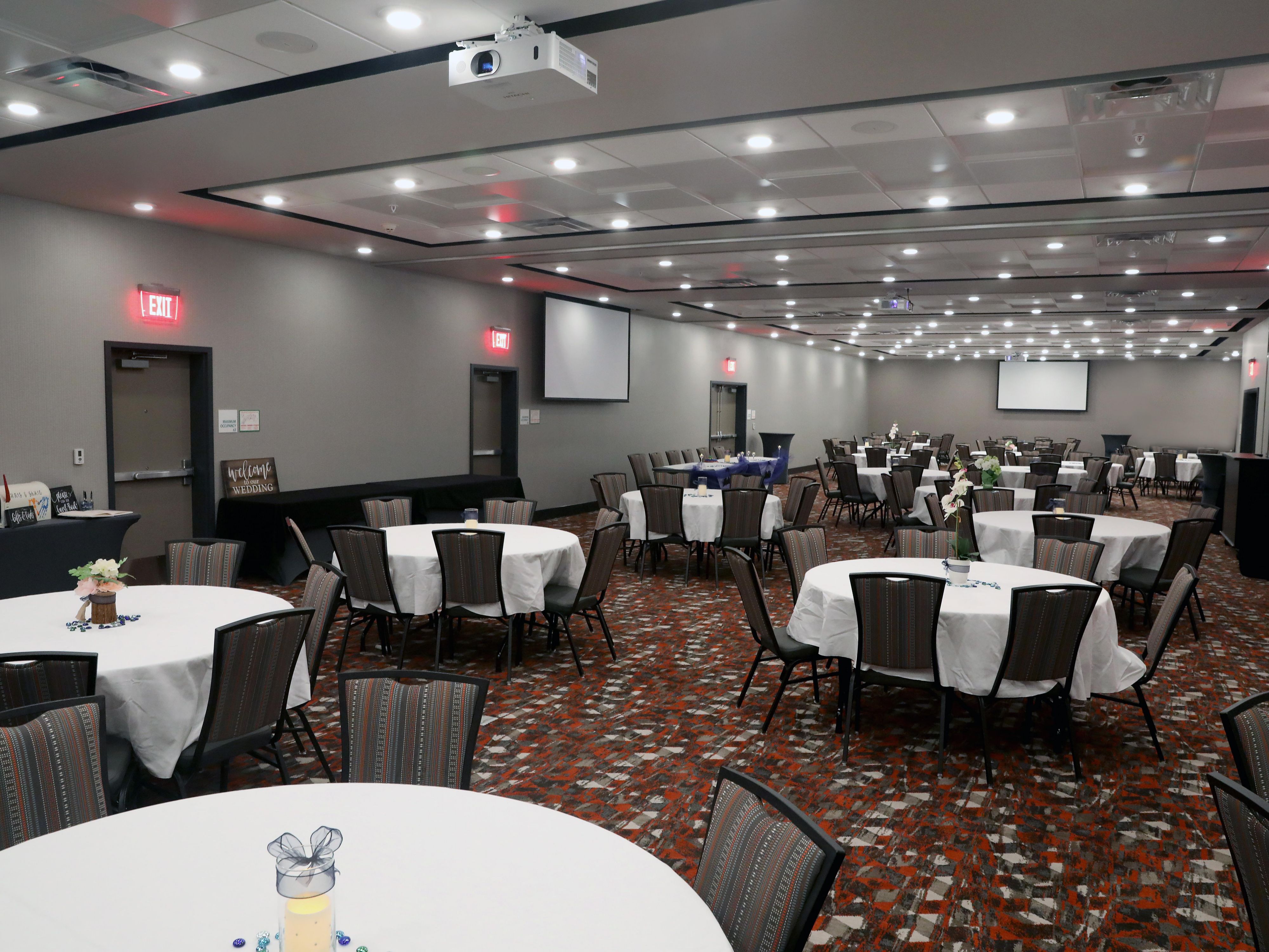 From ballroom to boardroom, we have the space that you need for large gatherings or small meetings. 