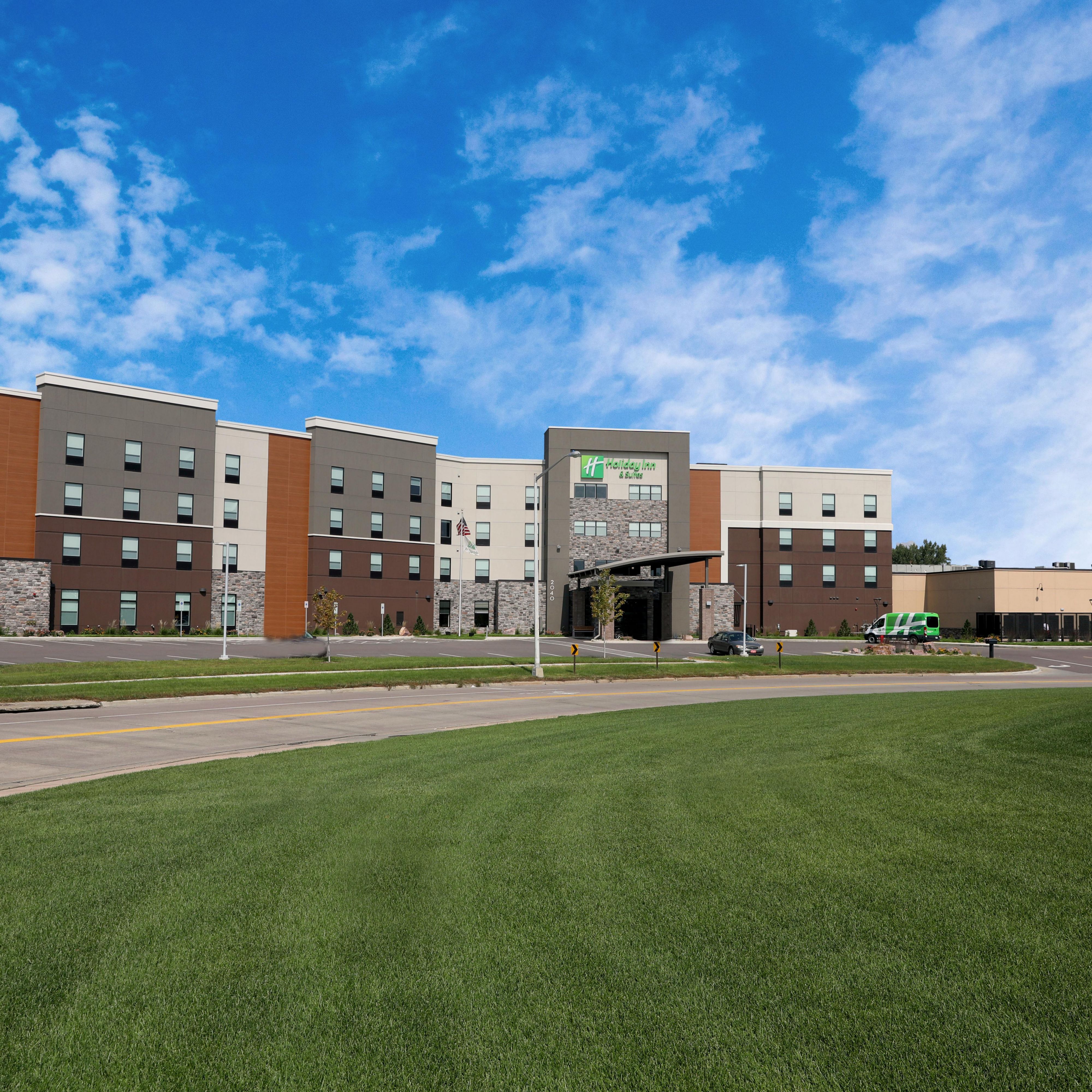 holiday-inn-hotel-and-suites-