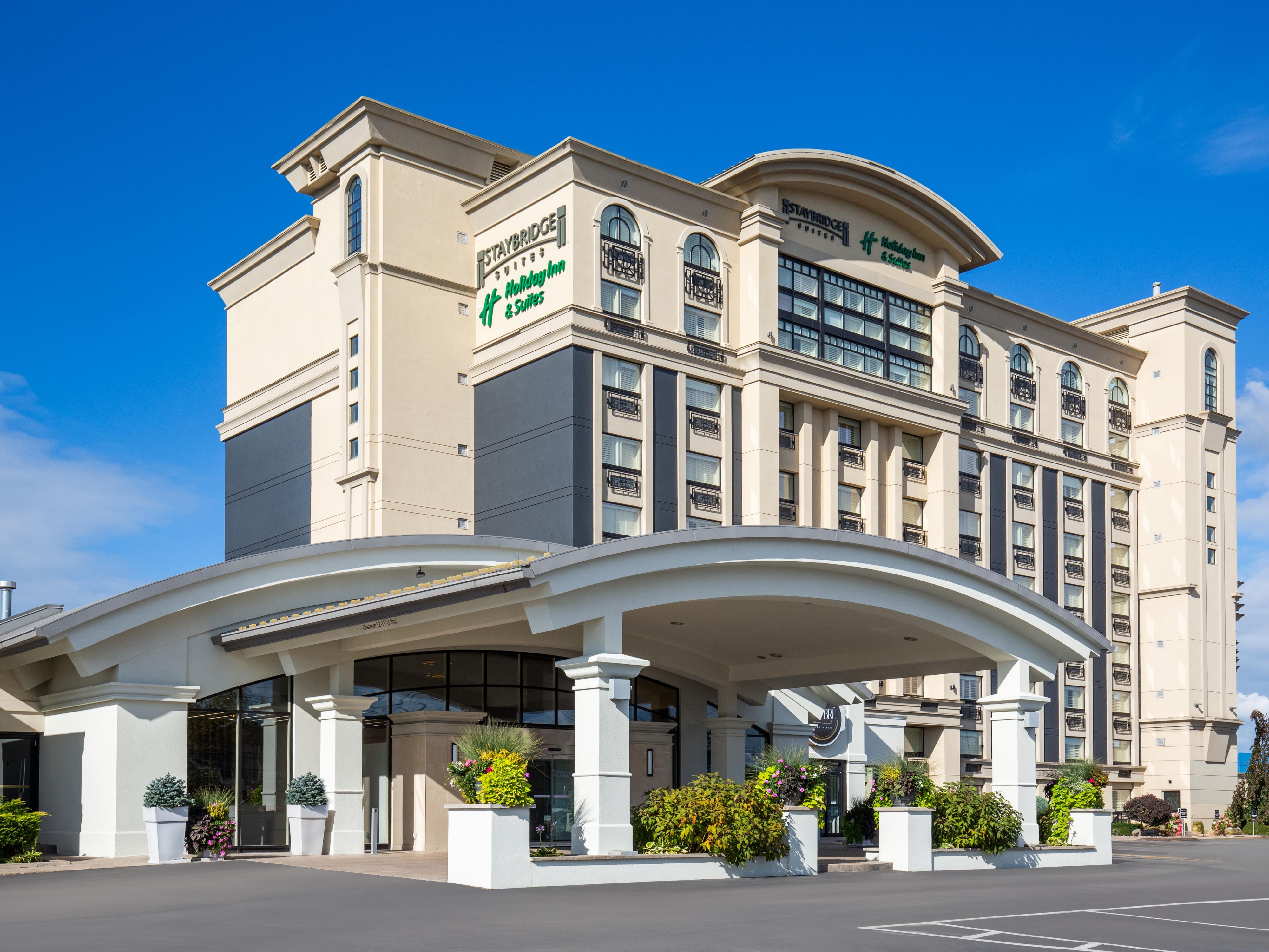 Visiting Toronto for the major soccer event? Make the most of your trip by exploring St. Catharines, just minutes from Niagara Falls. Enjoy comfortable rooms, an indoor pool, onsite dining with entertainment and convenient access to top attractions. It’s an ideal stop before or after the excitement of the big tournament.