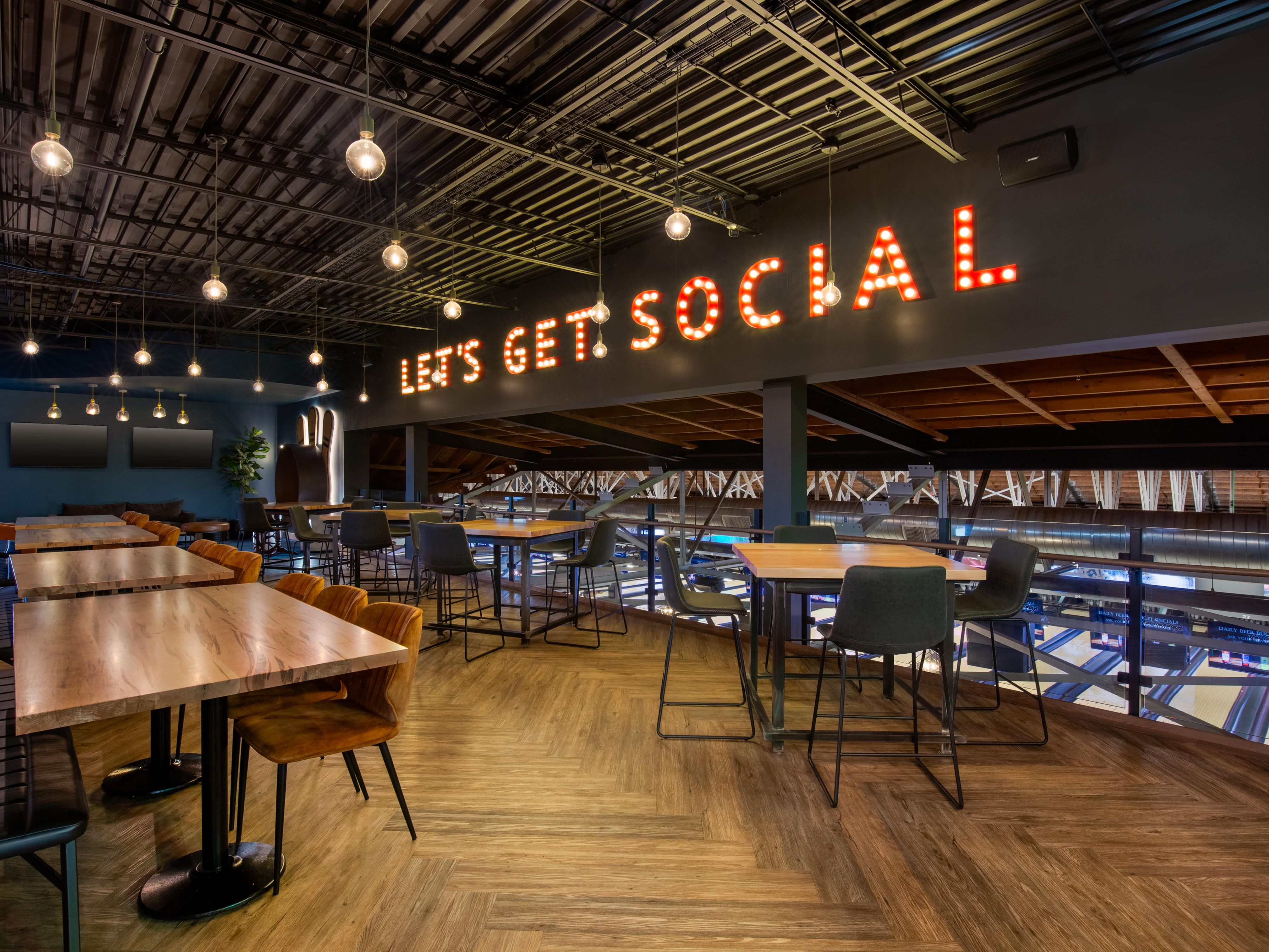 Whether you’re here for family fun or a night out, it all starts at our hotel in St. Catharines. Bowl, sip, and play at Parkway Social with arcade games, laser tag, and a full bar. Dine on American favourites at Ostin’s, grab a coffee or sweet treat at 327 Brü, and take in rooftop views and seasonal cocktails at Lounge 6.