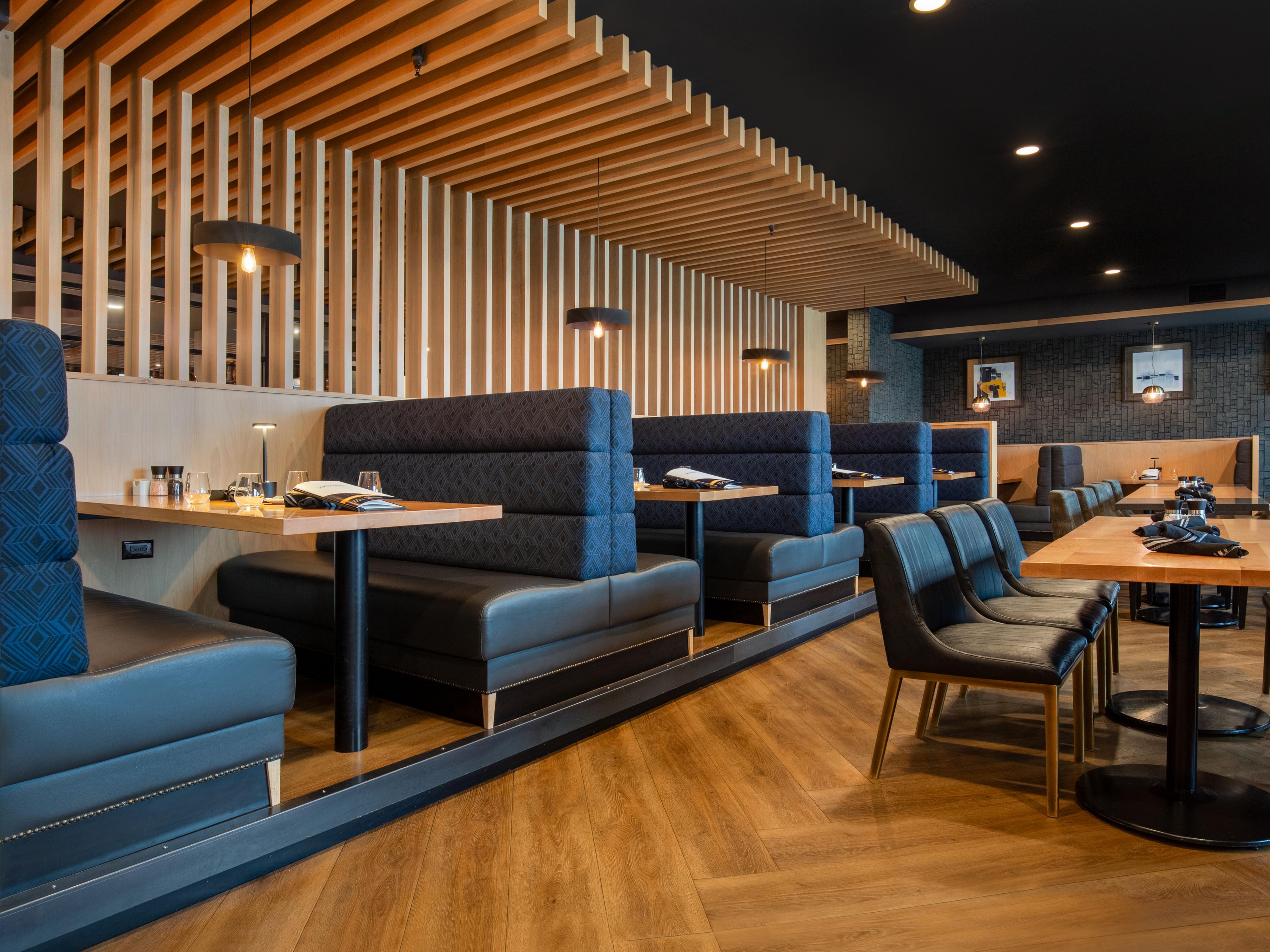 After a long day of exploring the beautiful Niagara region, unwind with some cold drinks and delicious eats at onsite Ostin's Casual Fine Dining.