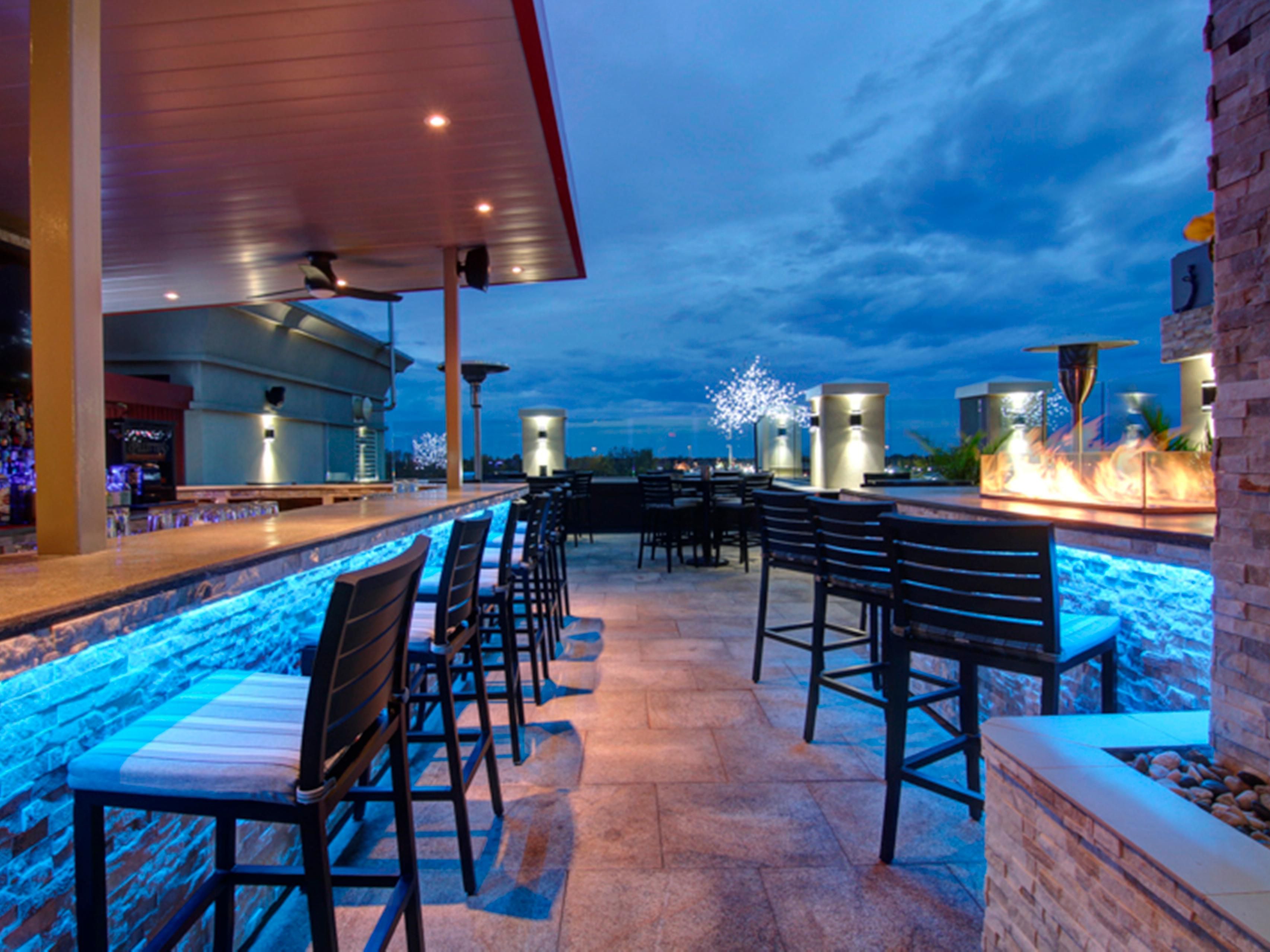 Enjoy drinks and appetizers under the stars at Lounge 6, our rooftop bar open May–October. Take in sweeping views of the city or host an unforgettable private event. Call 1-905-704-5665 for details.