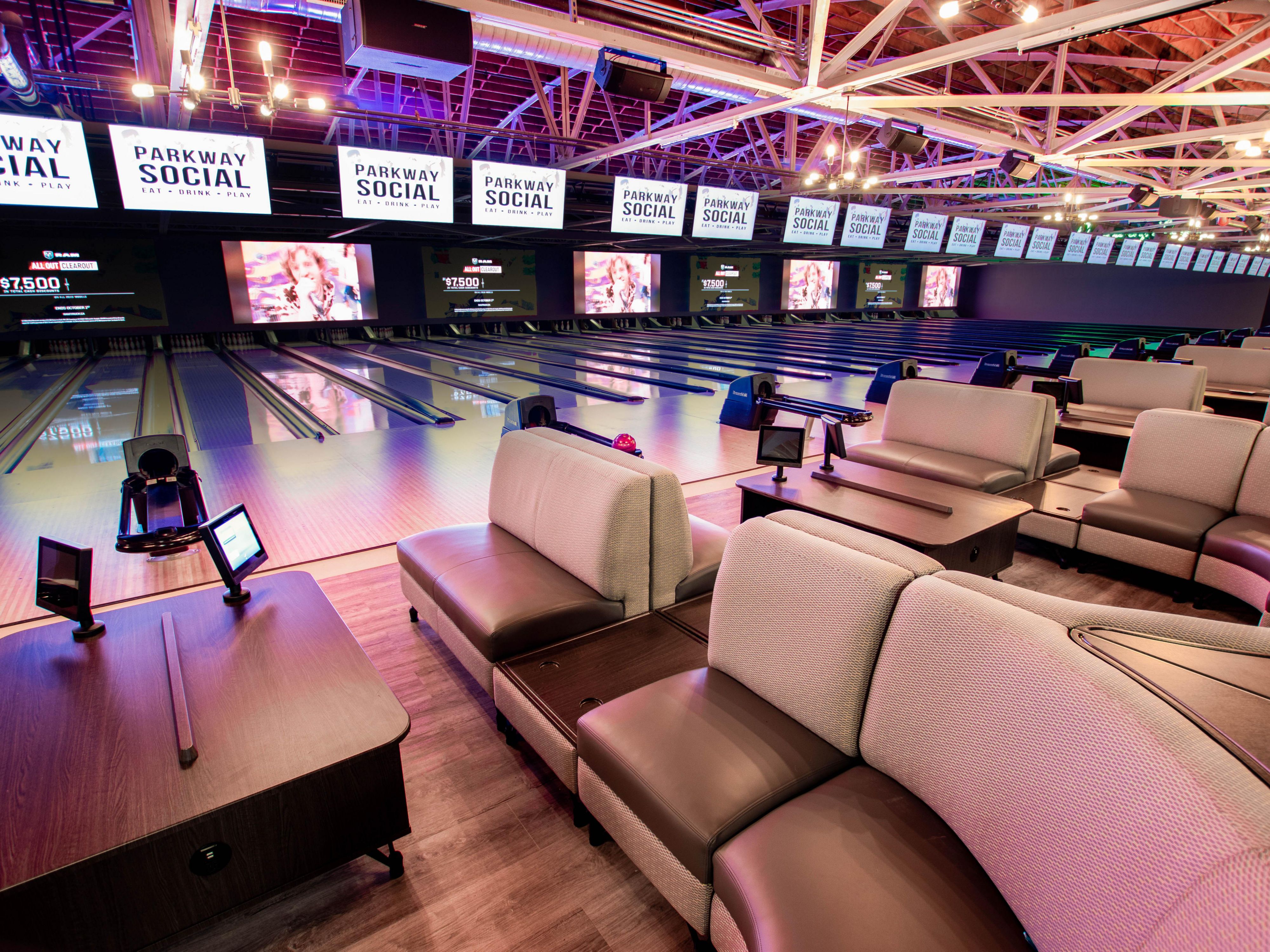 البولينج ، وألعاب الأركيد ، وعلامة الليزر ، والبار النابض بالحياة مع أجهزة التلفزيون ذات الشاشات الكبيرة في انتظارك في Parkway Social. مثالية لحفلات أعياد الميلاد أو مناسبات الشركات أو النزهات العائلية أو ليالي المواعدة ، فهناك شيء يستمتع به الجميع!