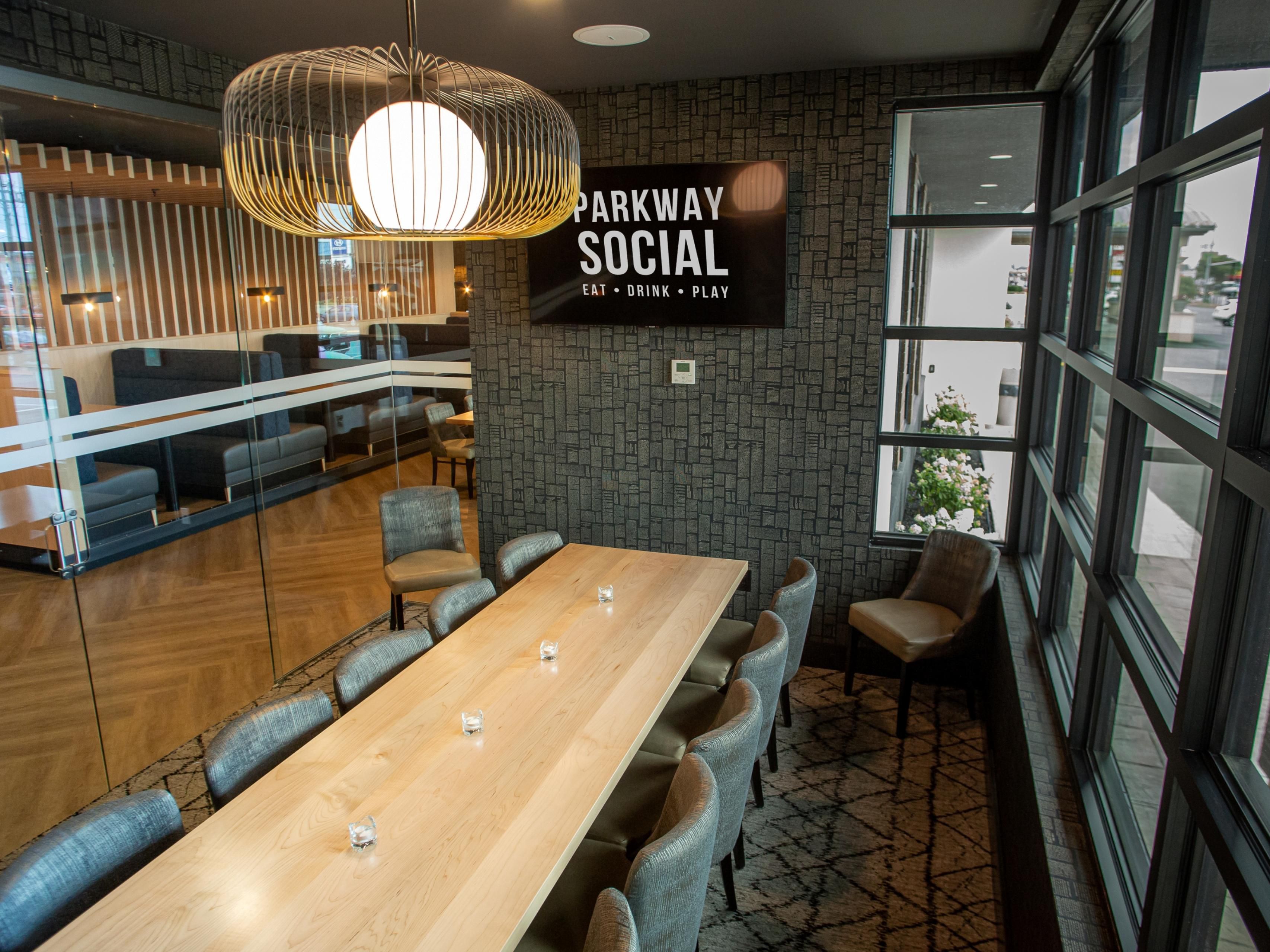 Bowling, arcade games, laser tag, and a lively bar with big-screen TVs await at Parkway Social. Perfect for birthday parties, corporate events, family outings, or date nights, there’s something for everyone to enjoy!