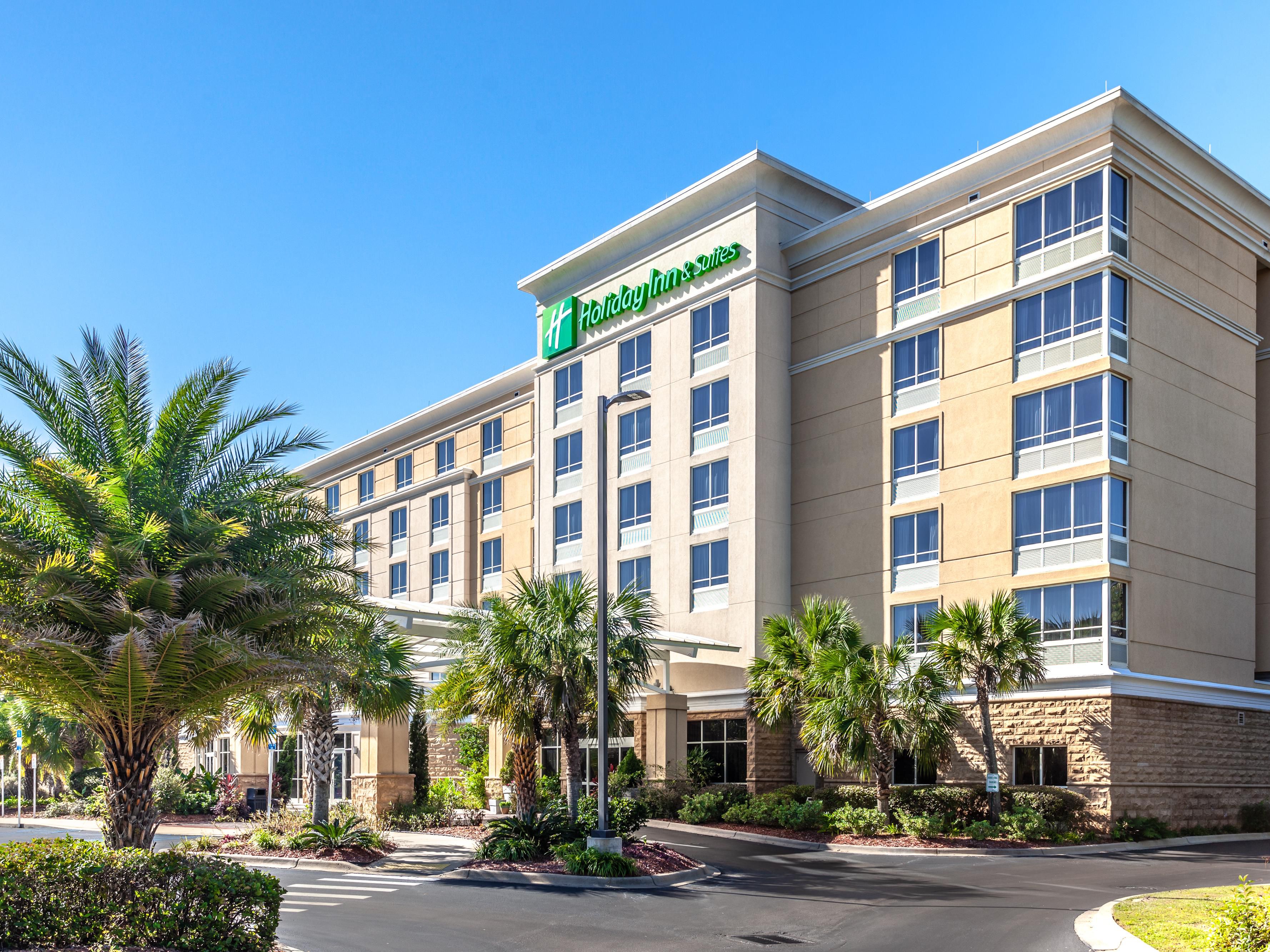 Make traveling easy whether you’re driving in from out of town or renting a car. We have ample space for buses, semi trucks, boats and RV's. 