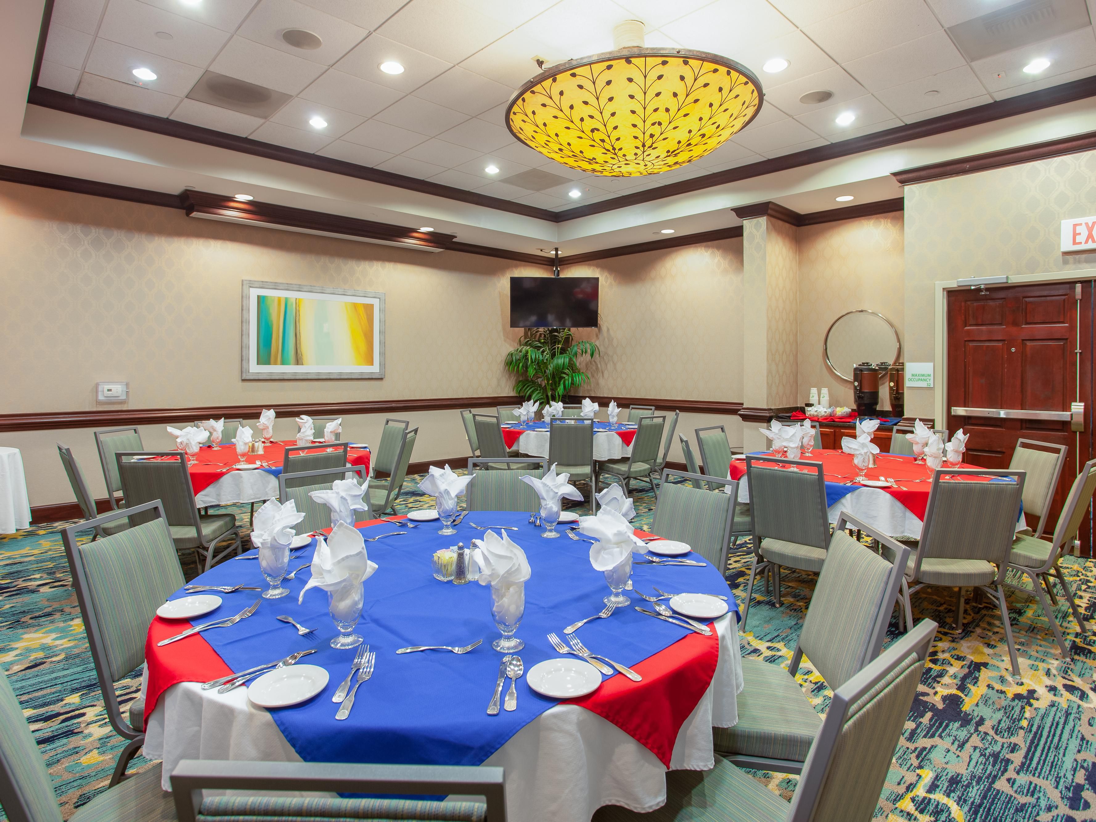 Plan your next business or social event at our full service hotel. From conferences and seminars to weddings and family reunions, our team will ensure a successful event.  Our expert catering and banquet staff will handle all of your dining requests.  

