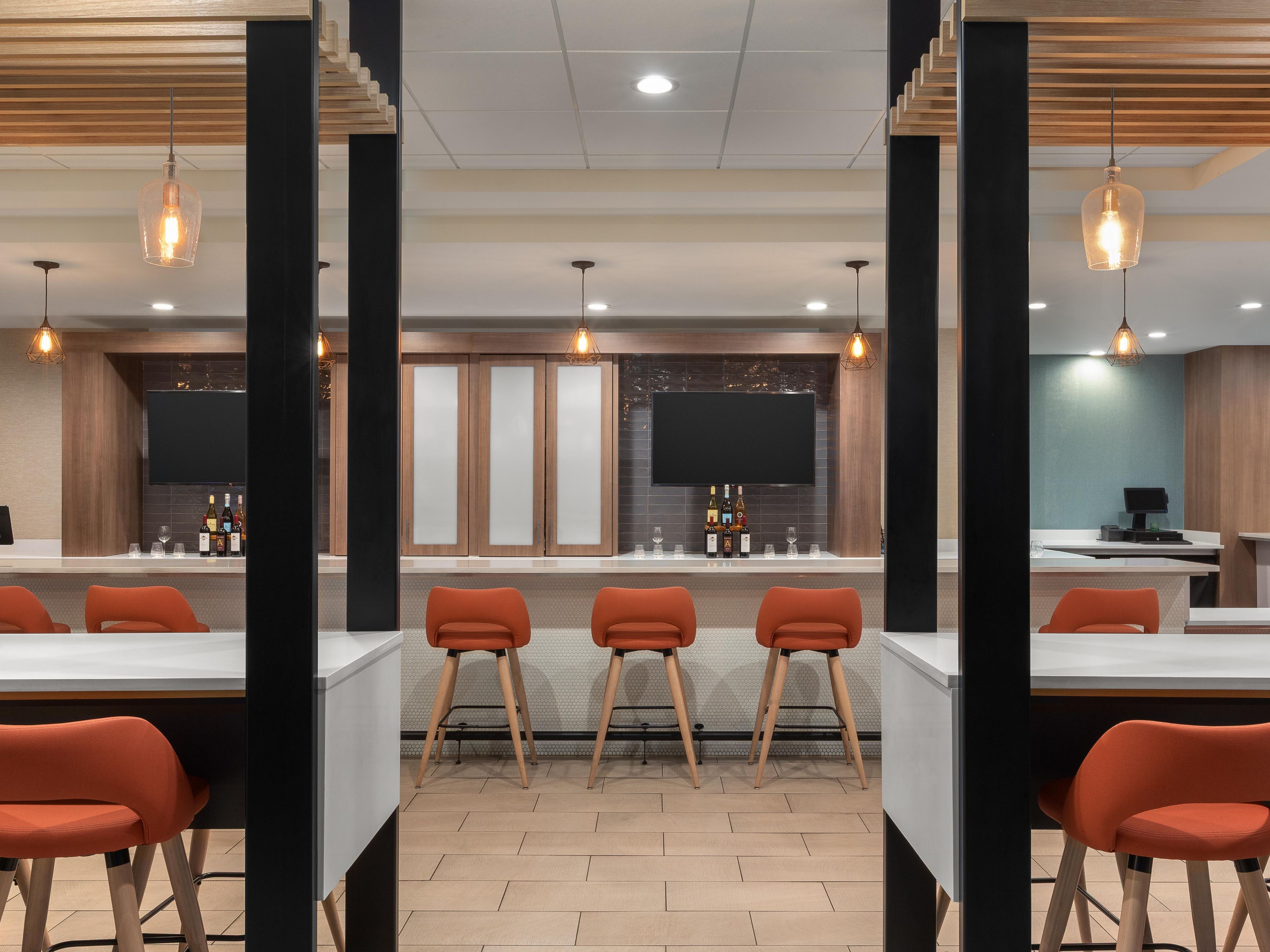Savor American cuisine at our inviting eatery and bar, Toast to Toast, a top choice among restaurants in Troy. Start your day with a delectable breakfast and transition effortlessly into the evening with regional American dishes, craft cocktails, fine wines, and artisanal beers. 
