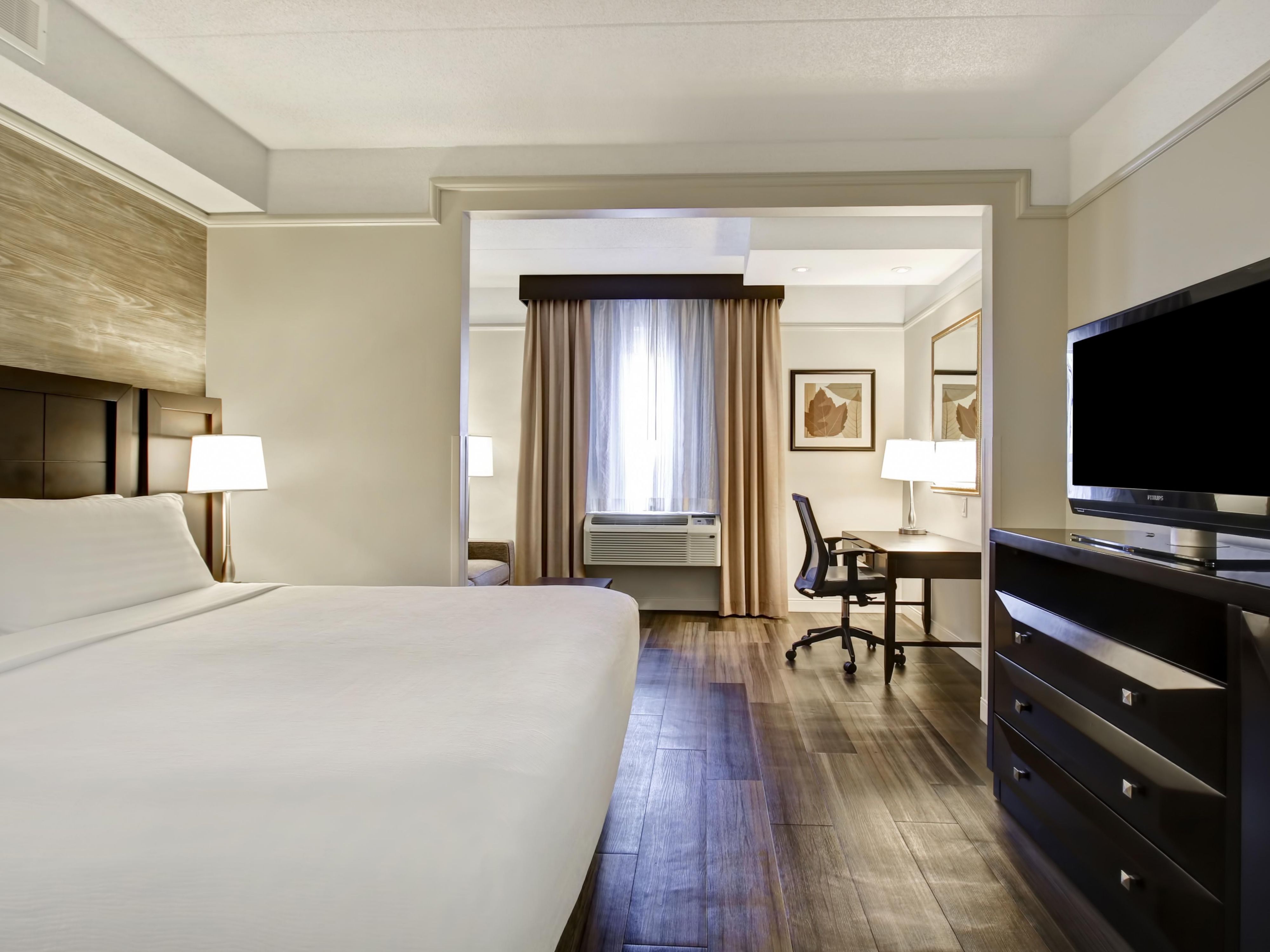 At the Holiday Inn & Suites Ambassador Bridge, you will find the largest rooms in City. Allowing you to have enough space to enjoy your visit.