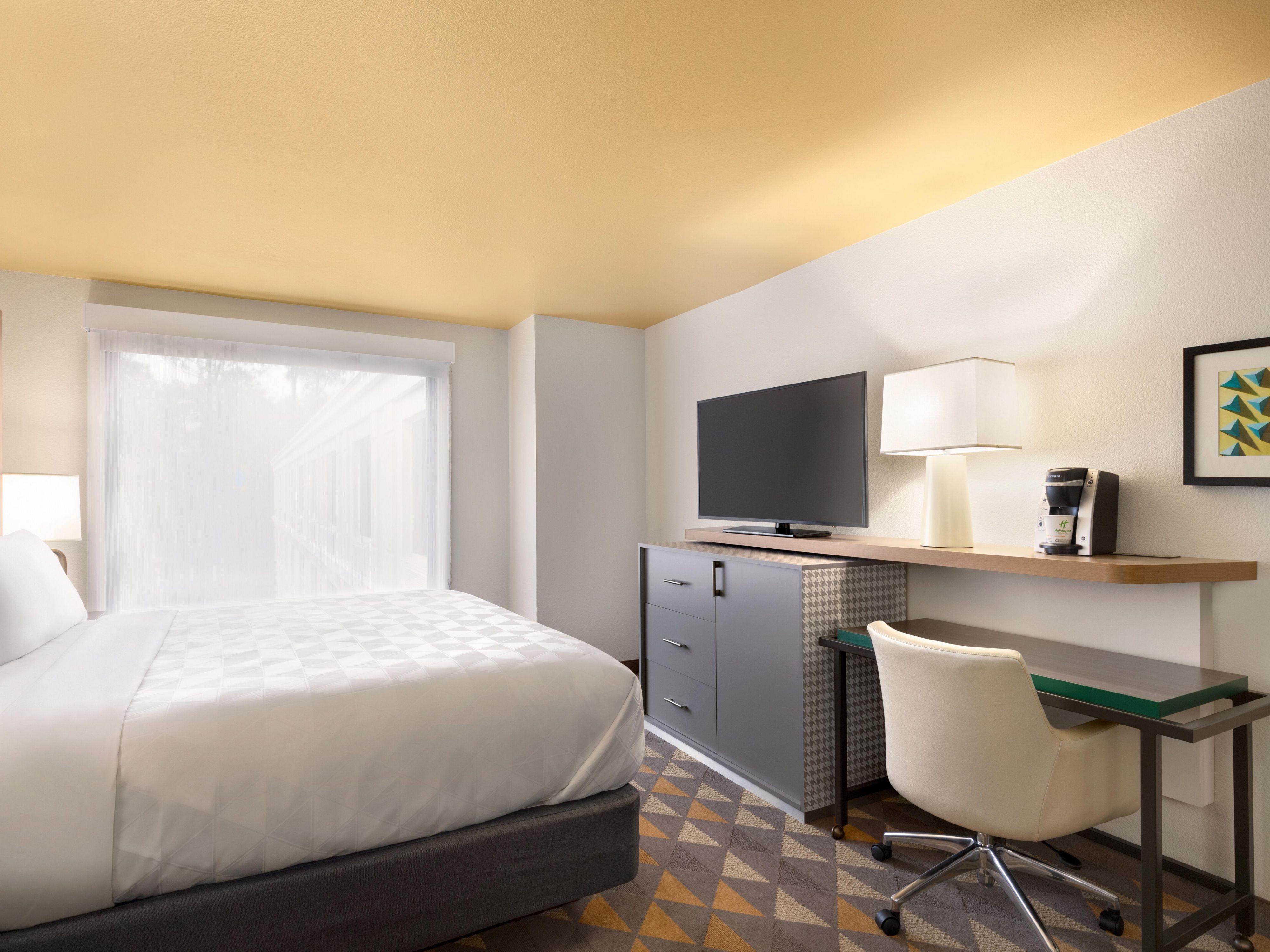 استيقظ في أسرّة فخمة داخل غرف مجهزة بستائر معتمة ومساحات عمل مزودة بمصابيح مصاحبة وتكييف هواء قابل للتخصيص بالكامل وآلات صنع القهوة Keurig وأجهزة تلفزيون بشاشات مسطحة وخدمة واي فاي عالية السرعة مجانًا وثلاجات صغيرة. احجز غرفة ضيوفك اليوم وتأكد من إقامة عائلتك في ملاذ من الراحة الفسيحة.