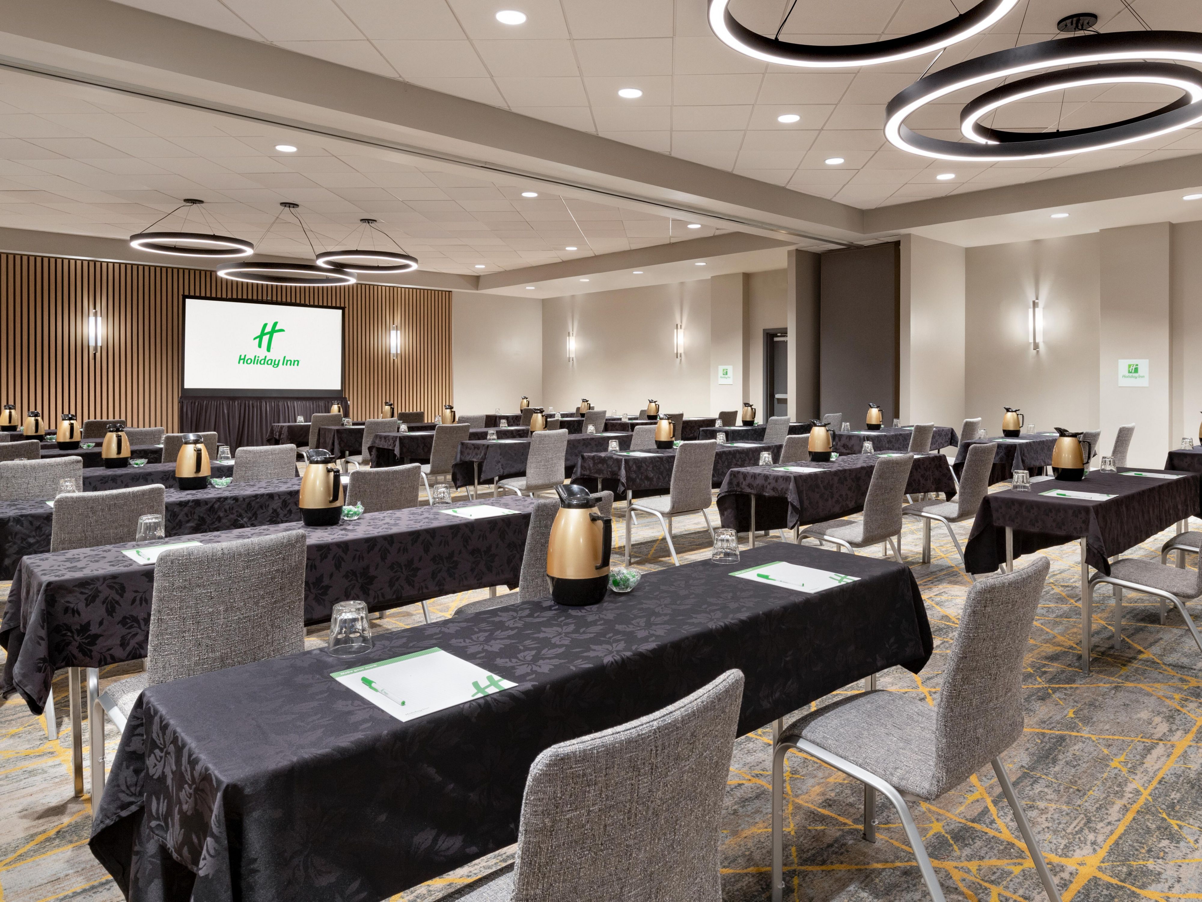 هل تحتاج إلى غرفة اجتماعات جميلة وحديثة وراقية لاستضافة حفل زفاف كبير أو مؤتمر متخصص أو مؤتمر عمل أو تجمع عائلي خاص؟ إذًا لا تنظر إلى أبعد من فندق هوليداي إن هيوستن إنتركونتيننتال أربت ، المكان المثالي لإقامة الفعاليات! مع مساحة تزيد عن 1,806 قدم مربع ، لديك العديد من الخيارات للاختيار من بينها.