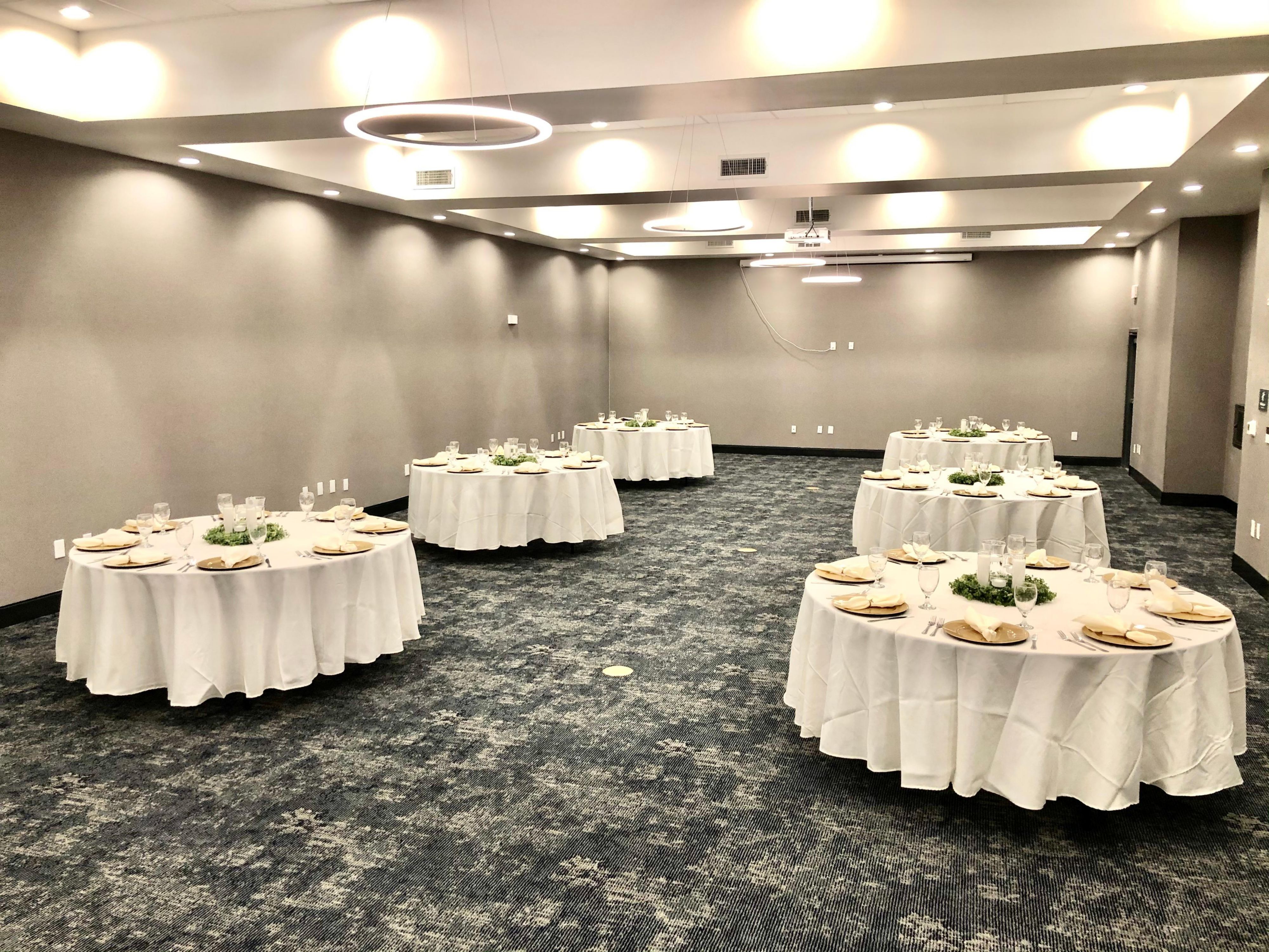 With 2,500 sq/ft of event space, Holiday Inn NW Houston Beltway 8 can help you produce a wedding that will forever live in your precious memories! 