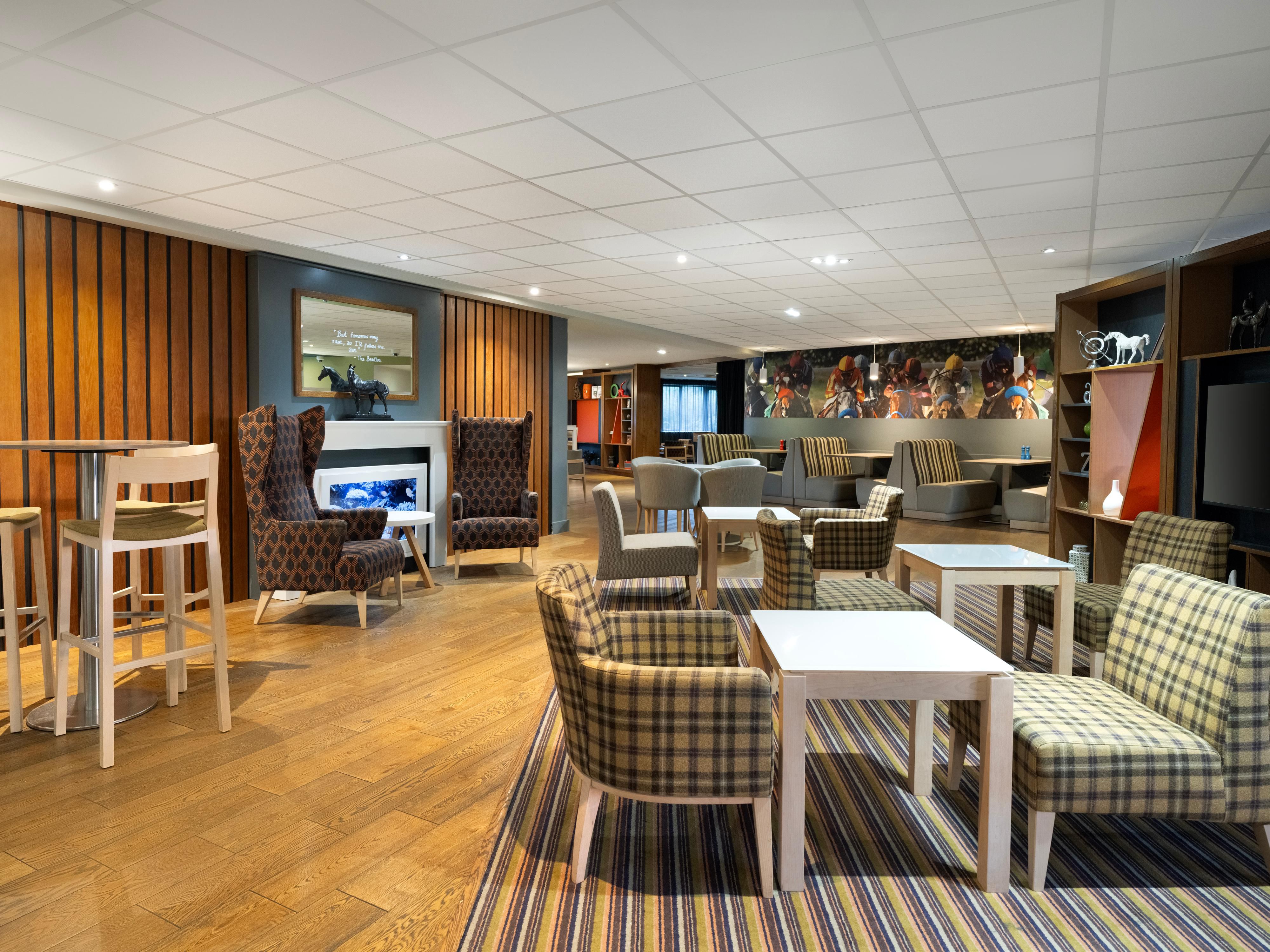The spacious Open Lobby is a welcoming place to meet with friends and colleagues. You can enjoy free Wi-Fi and car parking, freshly made Starbucks coffee and a tempting All Day Dining menu.