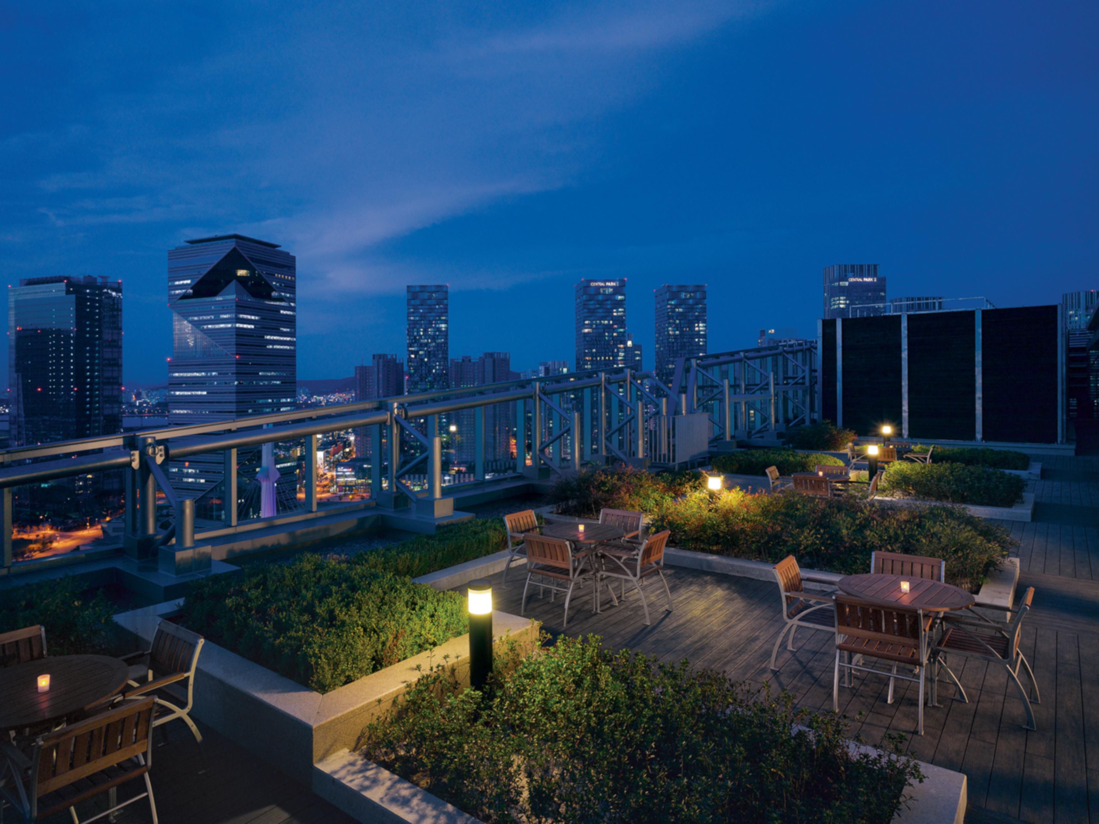 Ascend to new heights at Touch Sky Bar, perched on the 20th floor, where breathtaking views meet elaborate elegance. Celebrated as one of Incheon’s top restaurants, our renovated space offers a fresh ambience, and an enhanced menu of pasta, pizza, seafood, steaks, and handcrafted cocktails, all complemented by the stunning sunset.