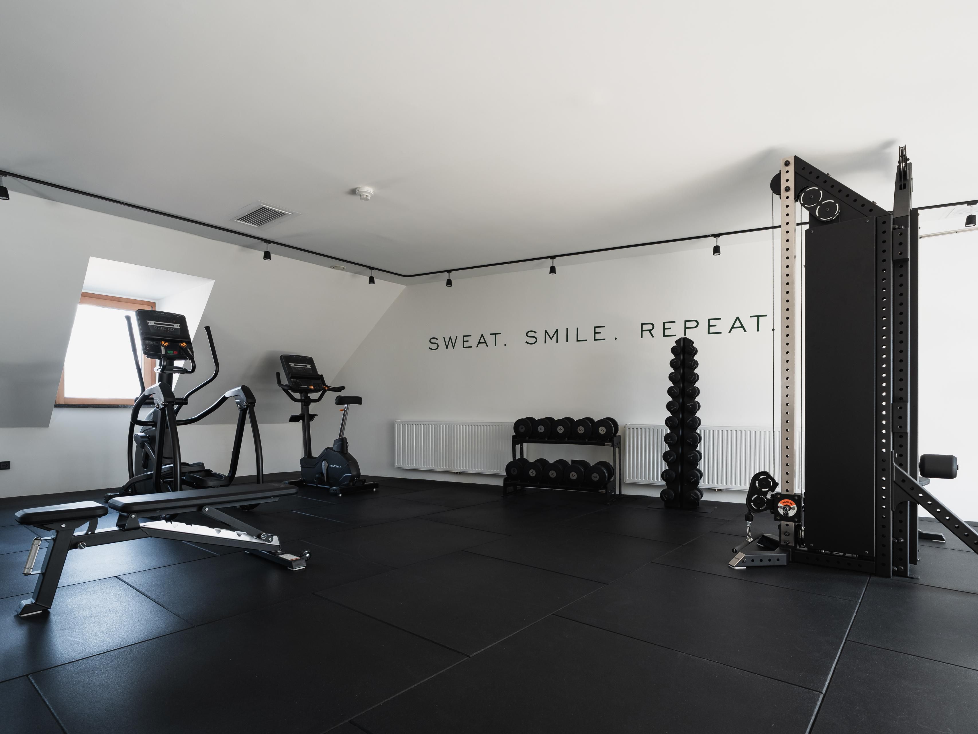 Train in the 40 m² fitness room with alpine mountain views, featuring Matrix equipment, Eleiko dumbbells & a multi-station (up to 120 kg). Fresh towels & water included. Open daily from 8 AM to 10 PM – for your perfect workout!
