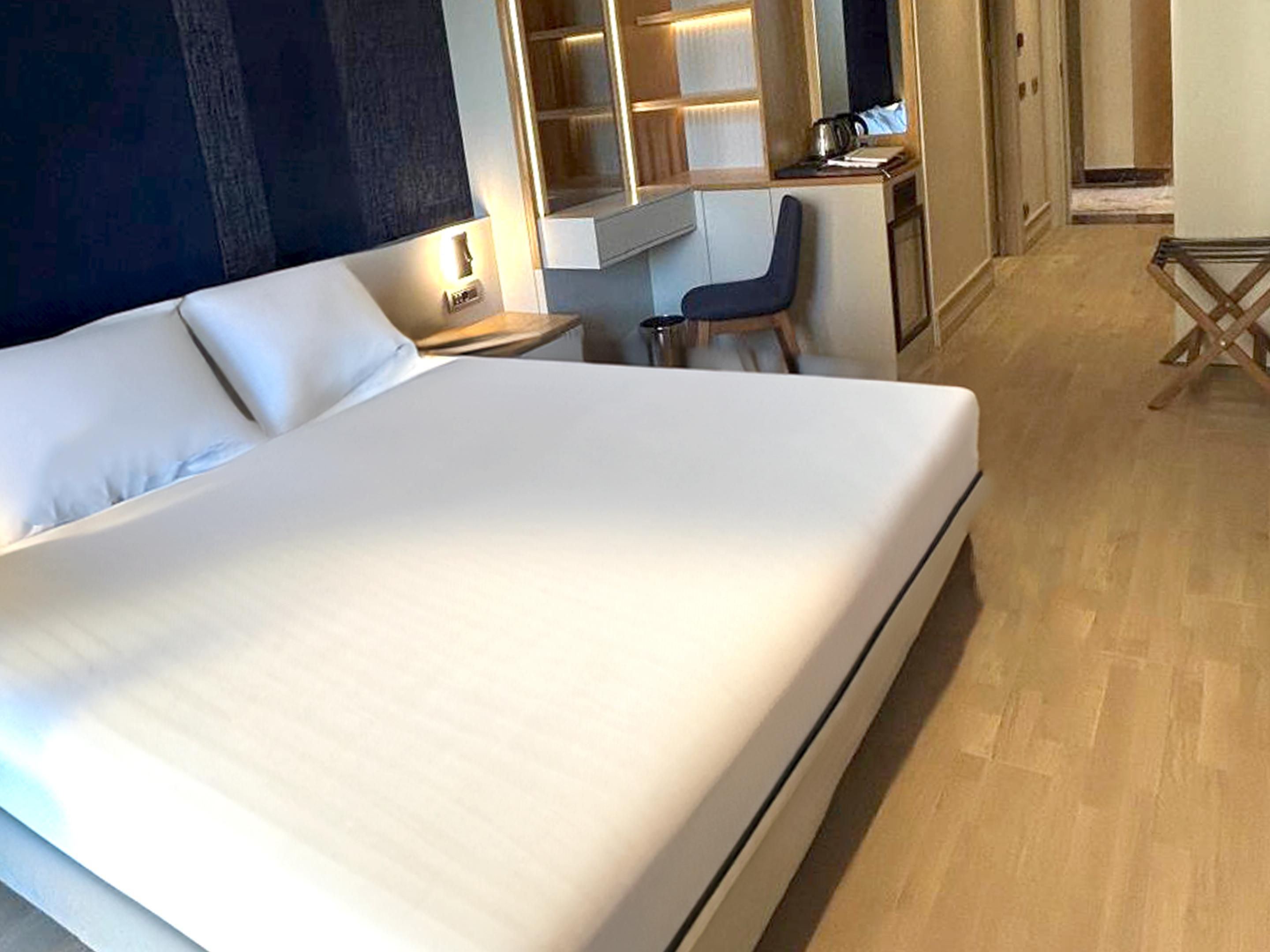 pokój gość z łóżkiem typu king-size