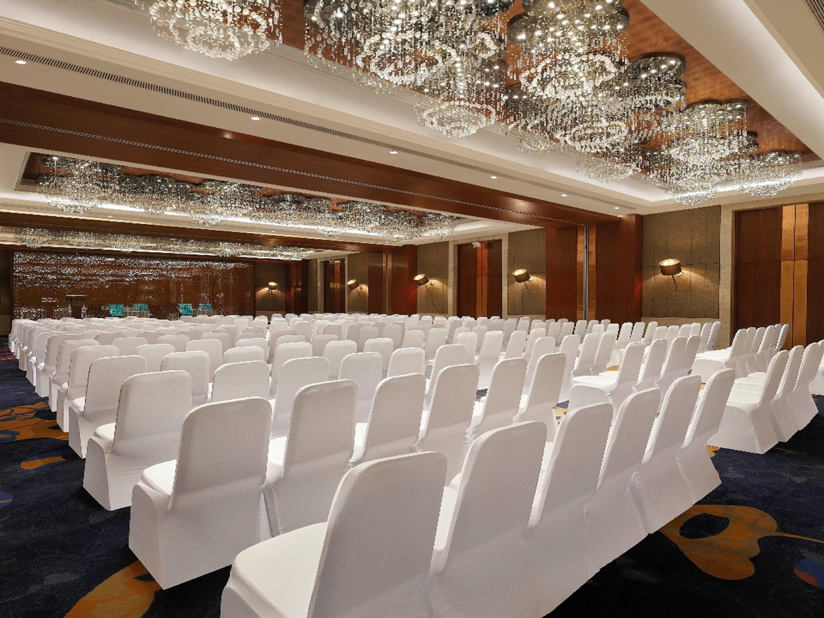 With 5000 square feet of flexible and stylish meeting space, state-of-the-art technology, uninterrupted internet connectivity, and well-appointed break-out rooms ideal for flexible meeting options, conferences, events, and celebrations.