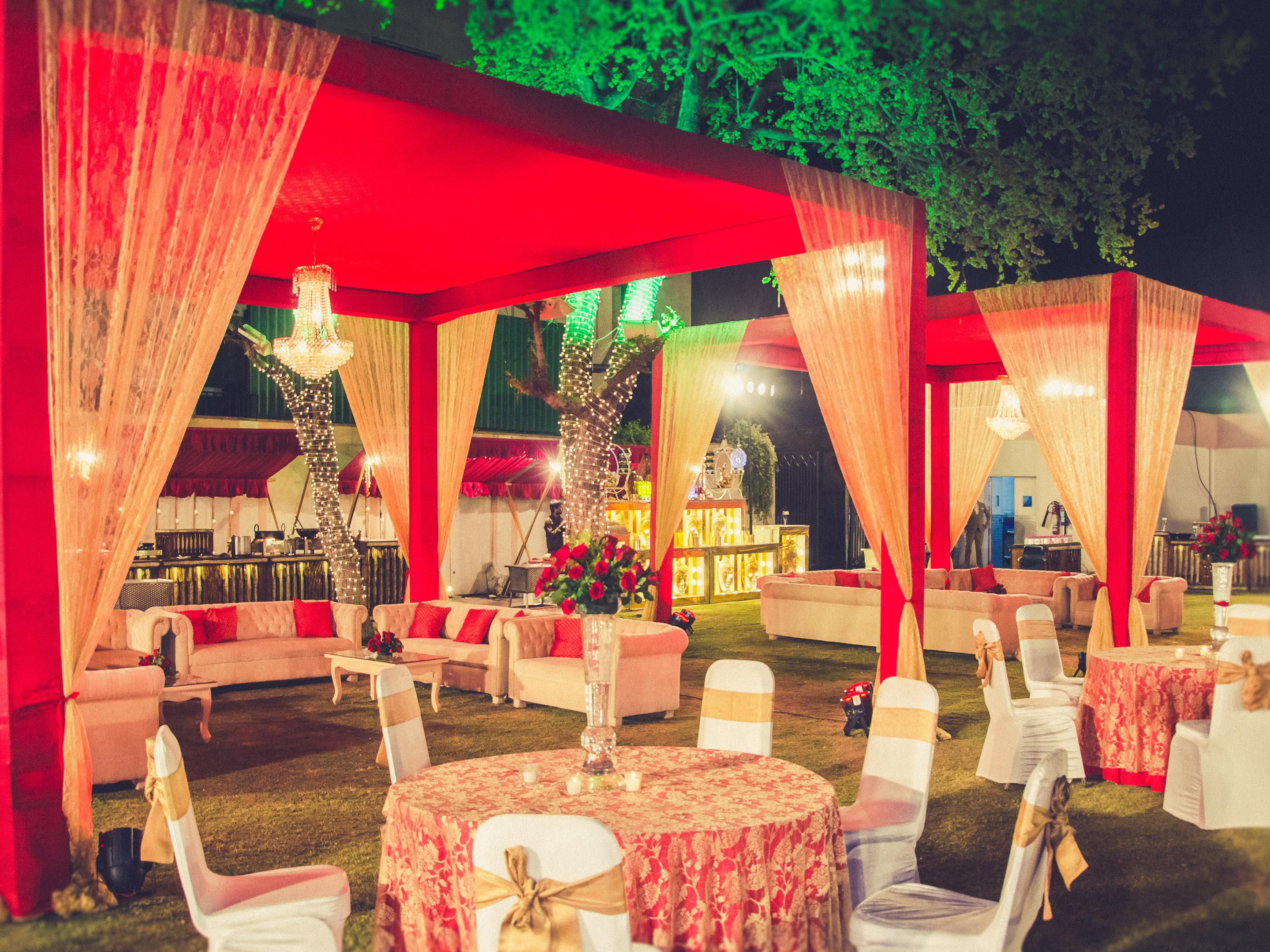The palatial 26000 sq. ft. Kingston Lawn can have uber phenomenal weddings, receptions, and more — it is where dream events manifest into reality. From Mehendi to other nuptial ceremonies, this spacious lawn is the top choice for hosting beautiful events.