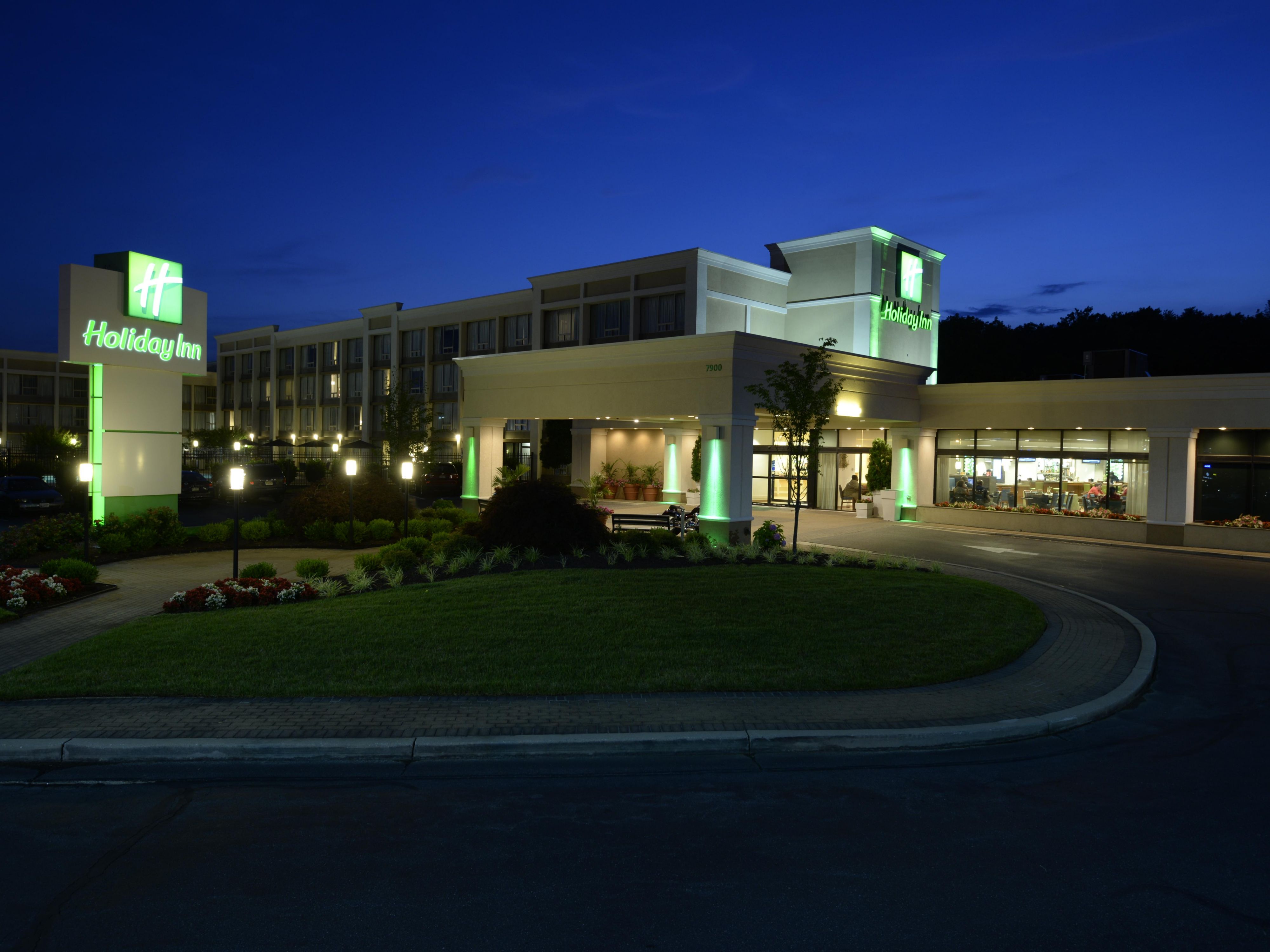 Spend time relaxing by our seasonal outdoor pool. Take a rejuvenating dip after a day of summer sightseeing or a productive day of meetings. Mingle with new people, soak in the sun, and sip your favorite drink from our hotel restaurant.