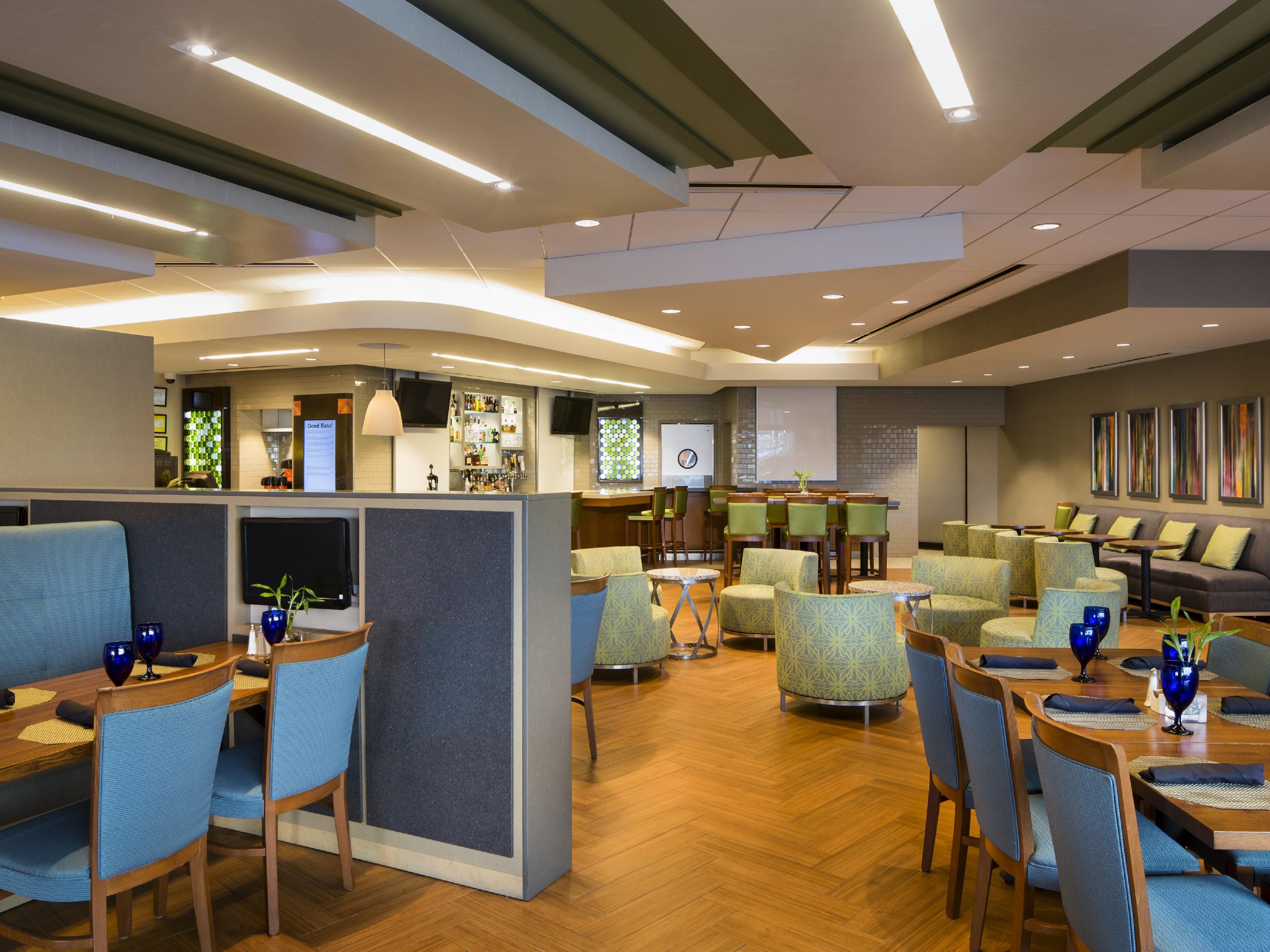 Tham gia chúng tôi tại Nhà hàng và Quầy bar của Spurrier, điểm đến của bạn để thưởng thức những món ăn và đồ uống tuyệt vời ngay tại khách sạn. Thưởng thức đồ uống và đồ ăn đặc biệt hàng ngày của chúng tôi, hoàn hảo để thư giãn sau một ngày dài hoặc bắt đầu buổi tối của bạn với một bữa ăn ngon. Luôn có một cái gì đó mới để thử tại Spurrier's!