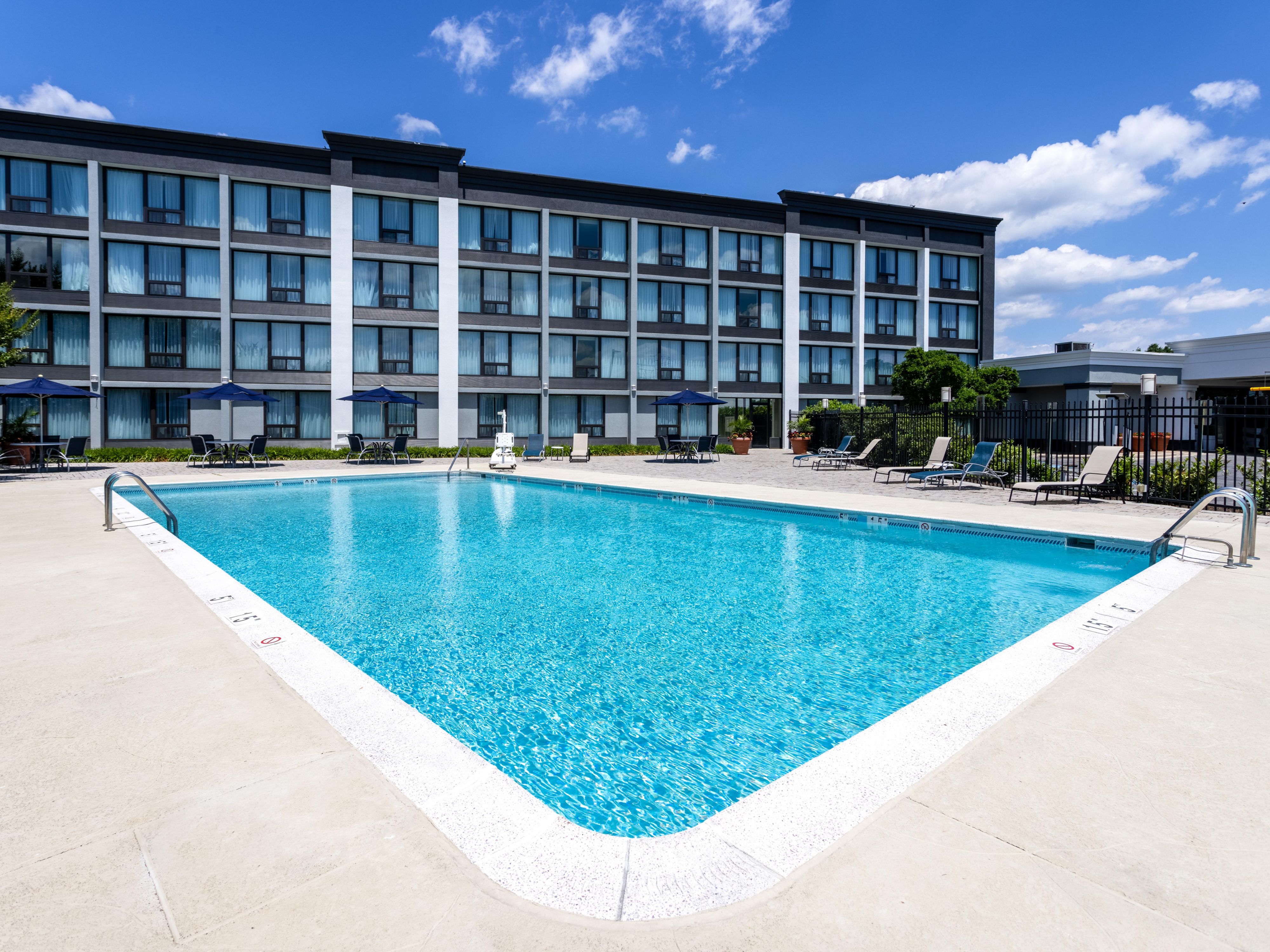 Passe um tempo relaxando em nossa piscina externa sazonal. Dê um mergulho rejuvenescedor após um dia de turismo no verão ou um dia produtivo de reuniões. Conviva com novas pessoas, aproveite o sol e saboreie sua bebida favorita no restaurante do hotel.