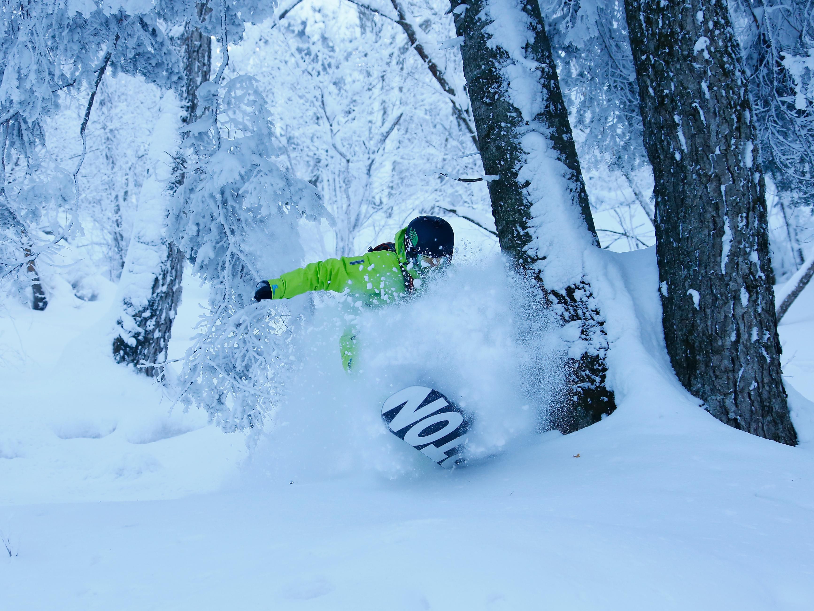 For stays between November 15, 2025, and the end of the 2025-2026 ski season, guests will receive complimentary access to day skiing at Beidahu, including day lift tickets (covering boots, snowboards, and poles) and hot spring experiences. In case of snowfield closures due to special circumstances, this service will not be replaced by other benefit