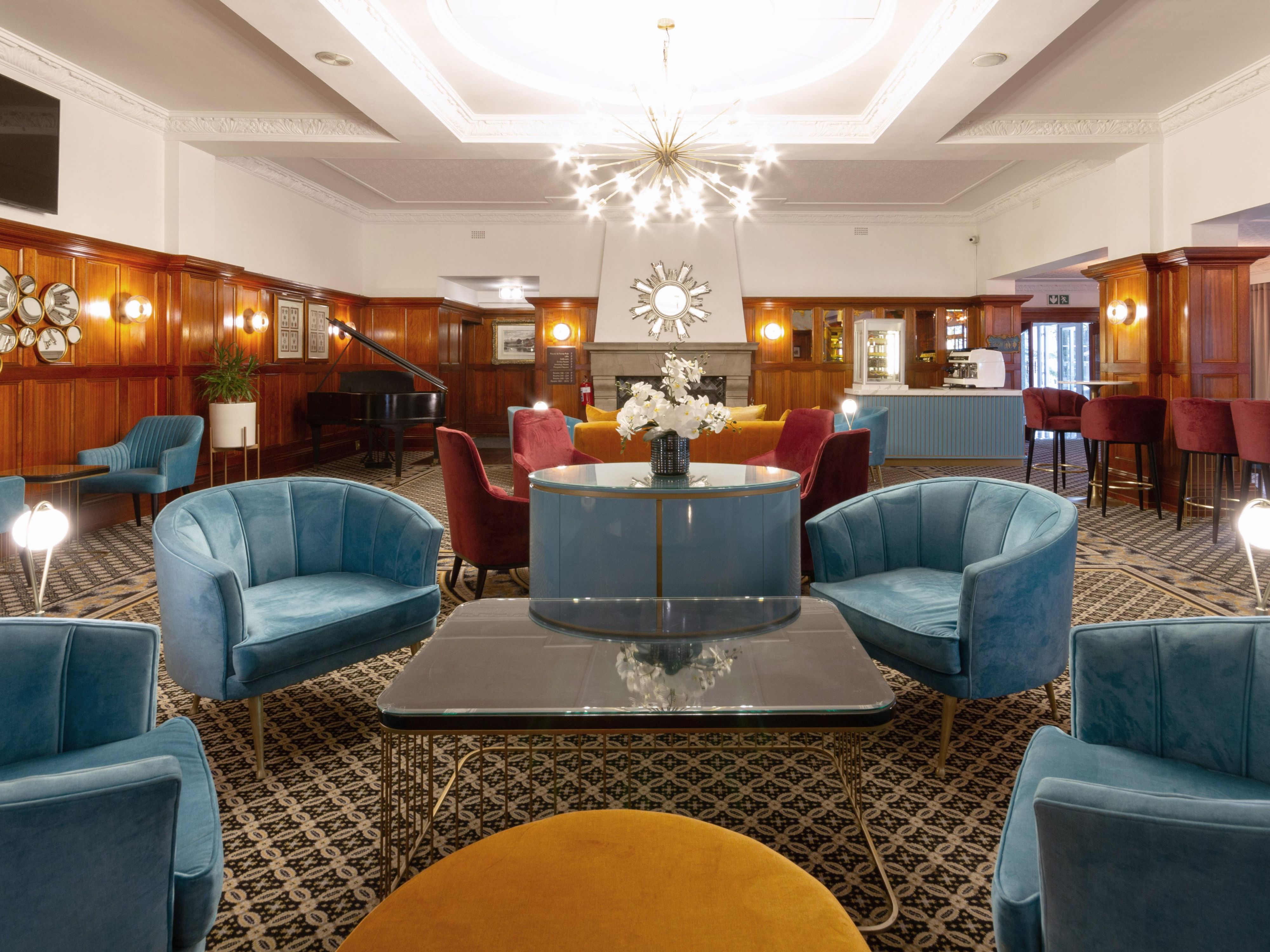 Our classic lounge is a perfect blend of old-world charm and new-age luxury. 
Keep connected with our fast, complimentary Wi-Fi and stay inspired with stunning decor and two fireplaces. 

