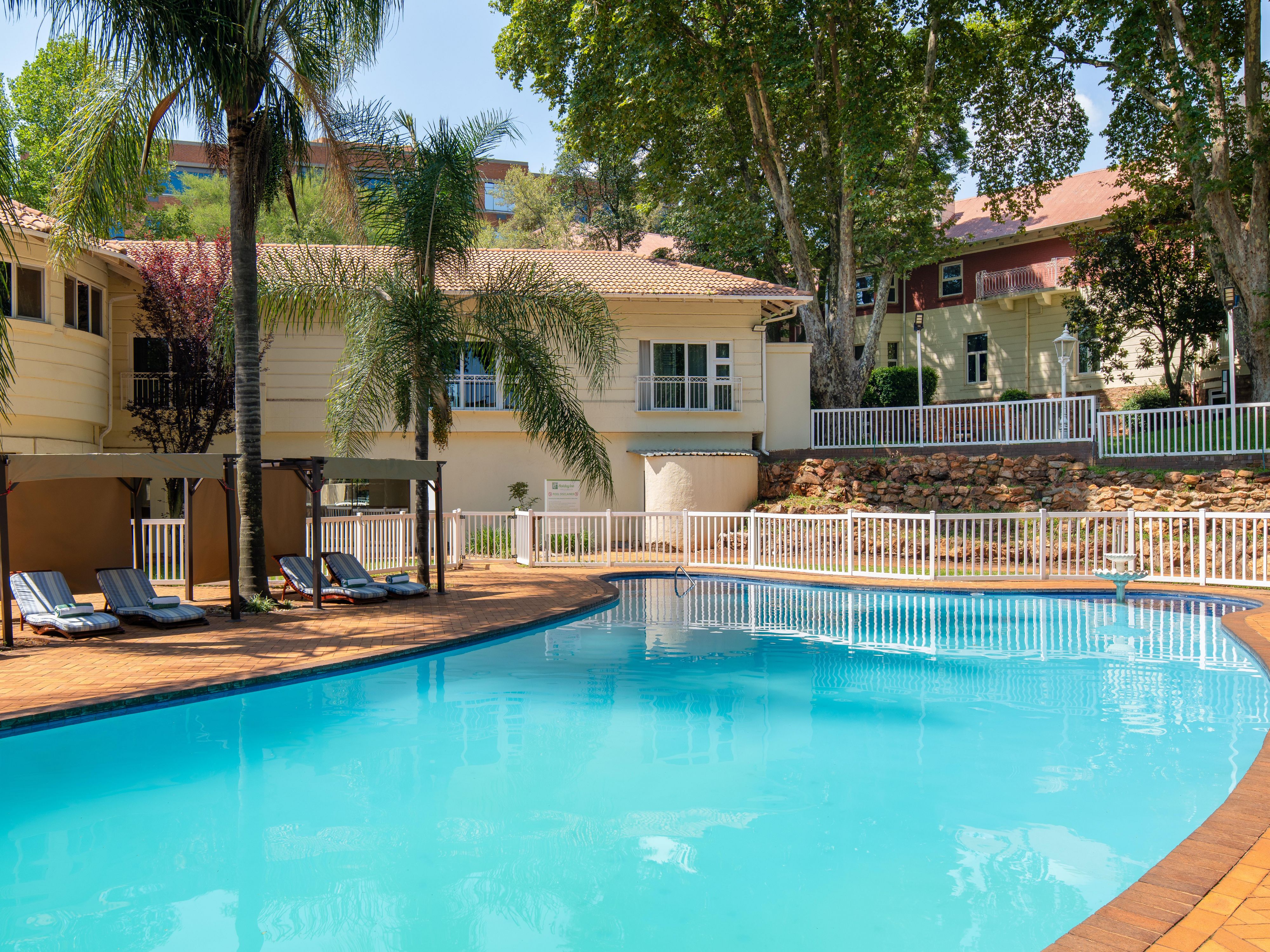 Take a dip in Holiday Inn Sunnyside Park’s outdoor pool, a secluded haven among family hotels in Johannesburg. Overlooking our beautiful gardens and next to the Fitness Centre, this poolside oasis offers a picturesque escape for playful splashes and serene moments alike.