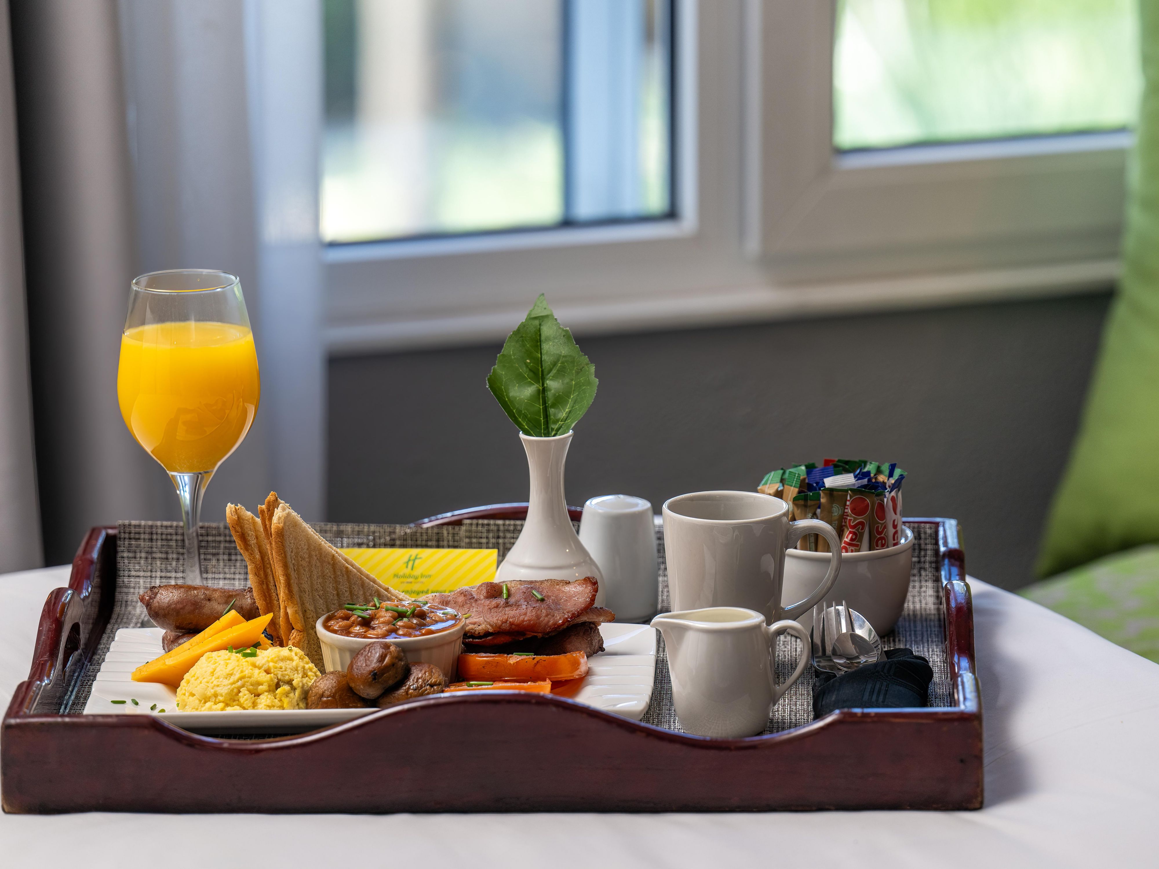 Experience ultimate convenience of in-room dining services at Holiday Inn Johannesburg Airport Hotel. Savour a delicious dinner after a busy day, an early breakfast in bed, or indulge in a private feast delivered to your door. Available 24/7, our diverse menu caters to every craving, offering gourmet meals and a personalised dining experience.