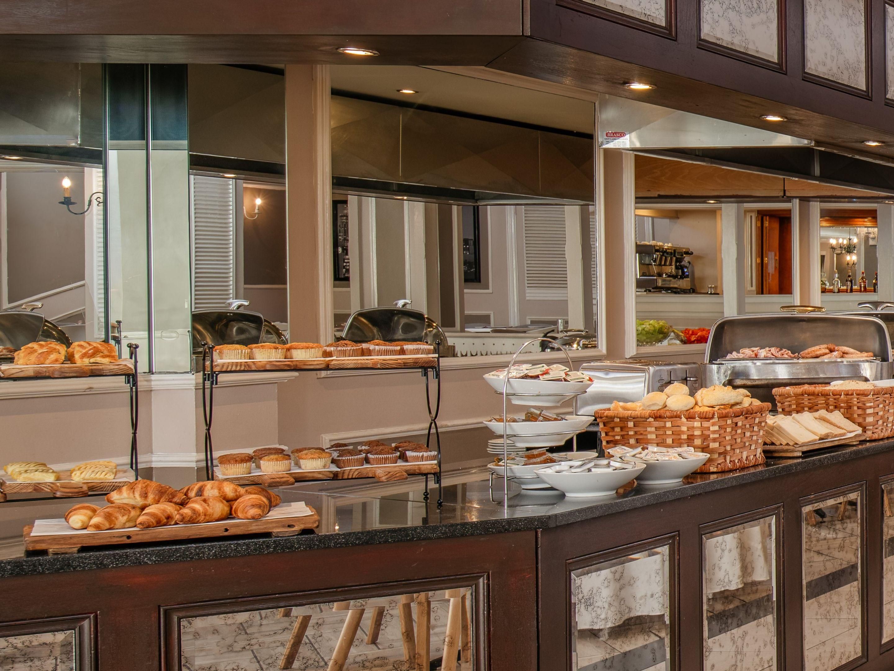 Start your day with our hotel breakfast buffet at Milner's Restaurant, offering a variety of options from fresh fruits to freshly baked pastries. Savour aromatic coffee and juices in an inviting setting, or take advantage of our room service, enjoy breakfast in bed. Holiday Inn Sunnyside Park is a renowned hotel, celebrated for its lavish breakfast