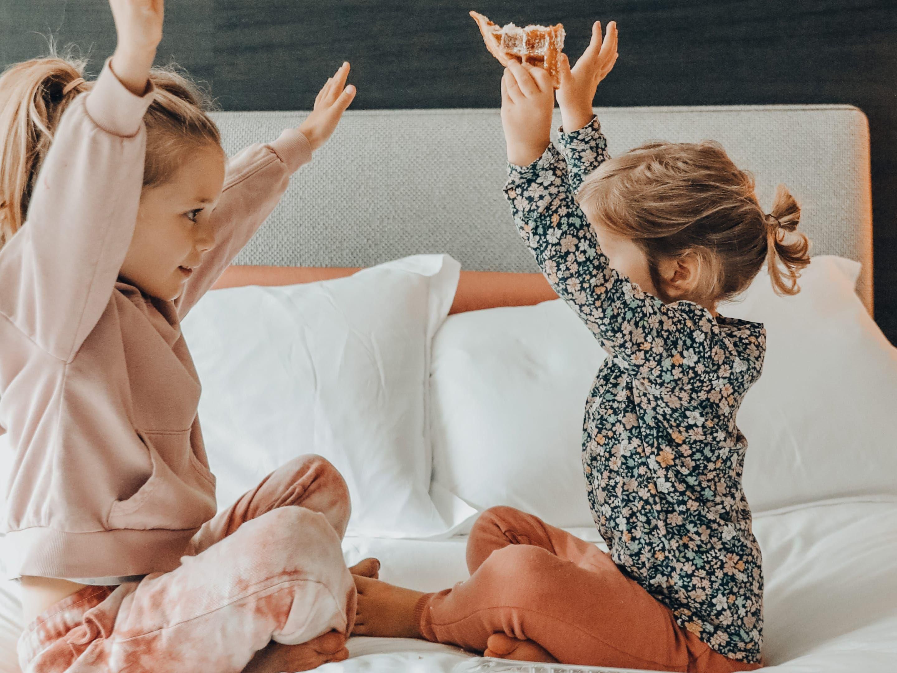 Children under the age of 12 can stay at no extra charge when they share a room with their parents. Additionally, for every adult ordering from the main menu at any Holiday Inn® restaurant, two children aged 12 or under can enjoy complimentary meals. Please note that there's a maximum of four children per dining party eligible for this offer.