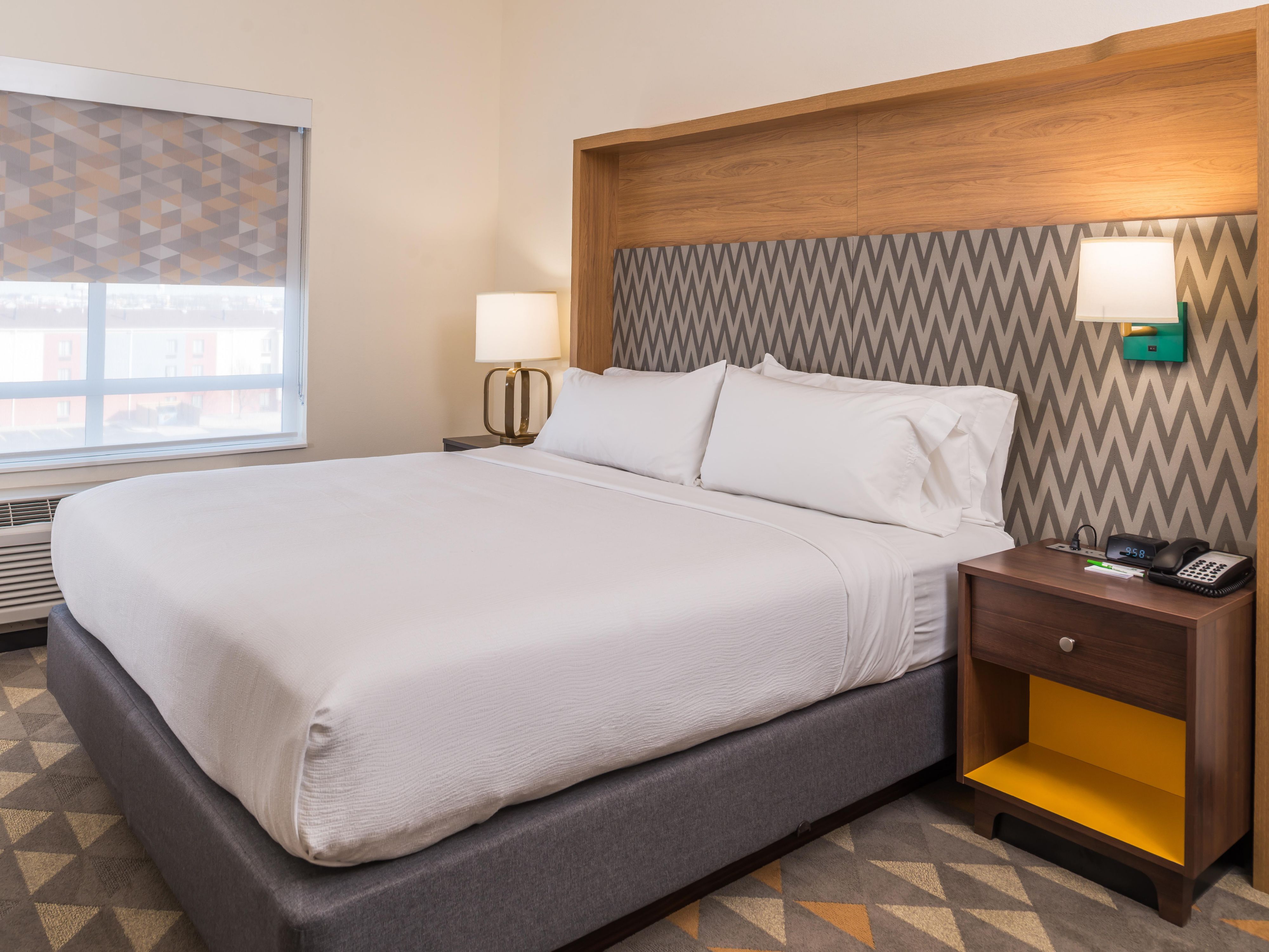 غرفة نزلاء بسرير كبير جداً