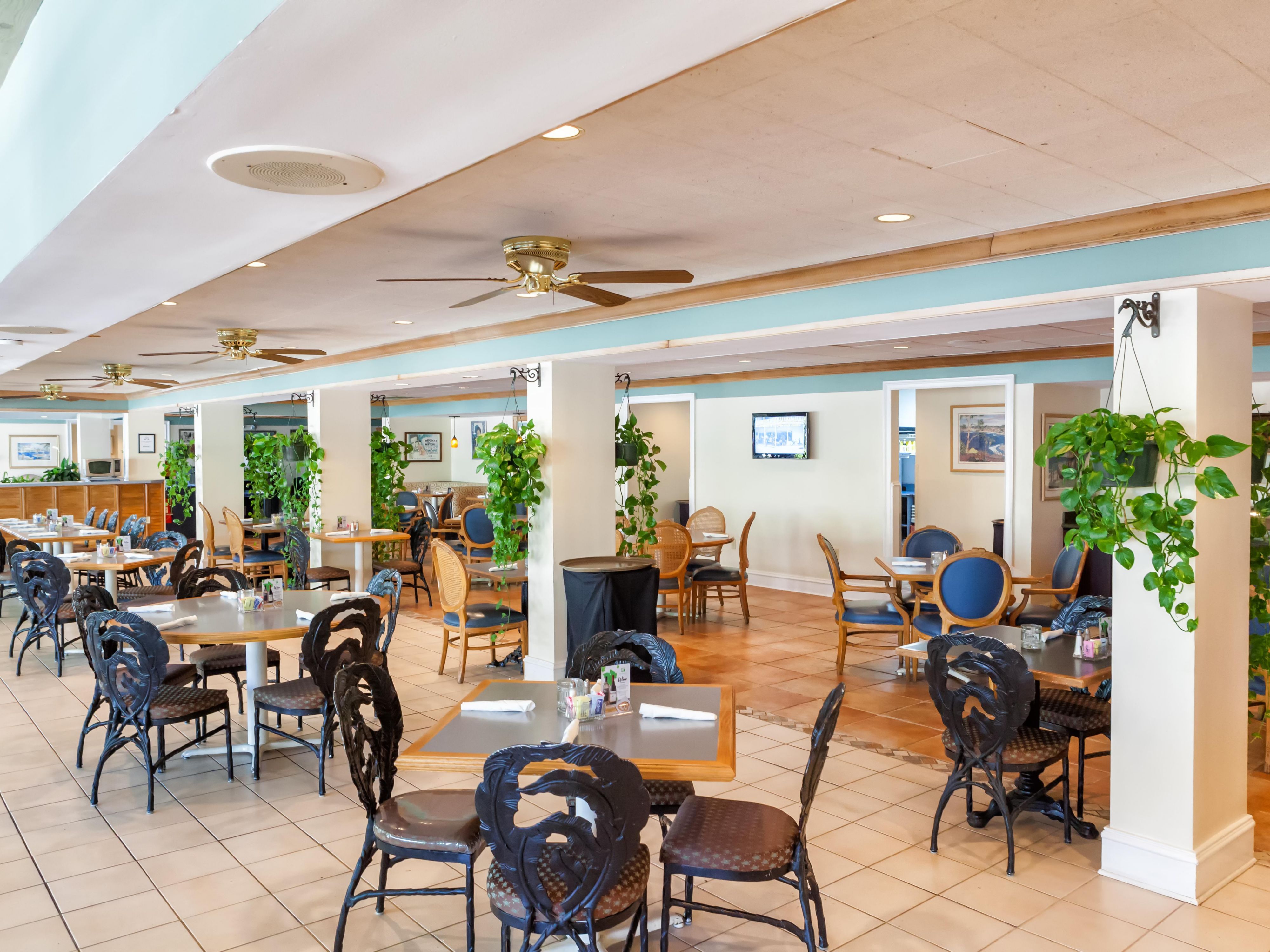 Named in honor of Humphrey Bogart and The African Queen, our on-site restaurant features upscale Continental cuisine and a casual atmosphere. 