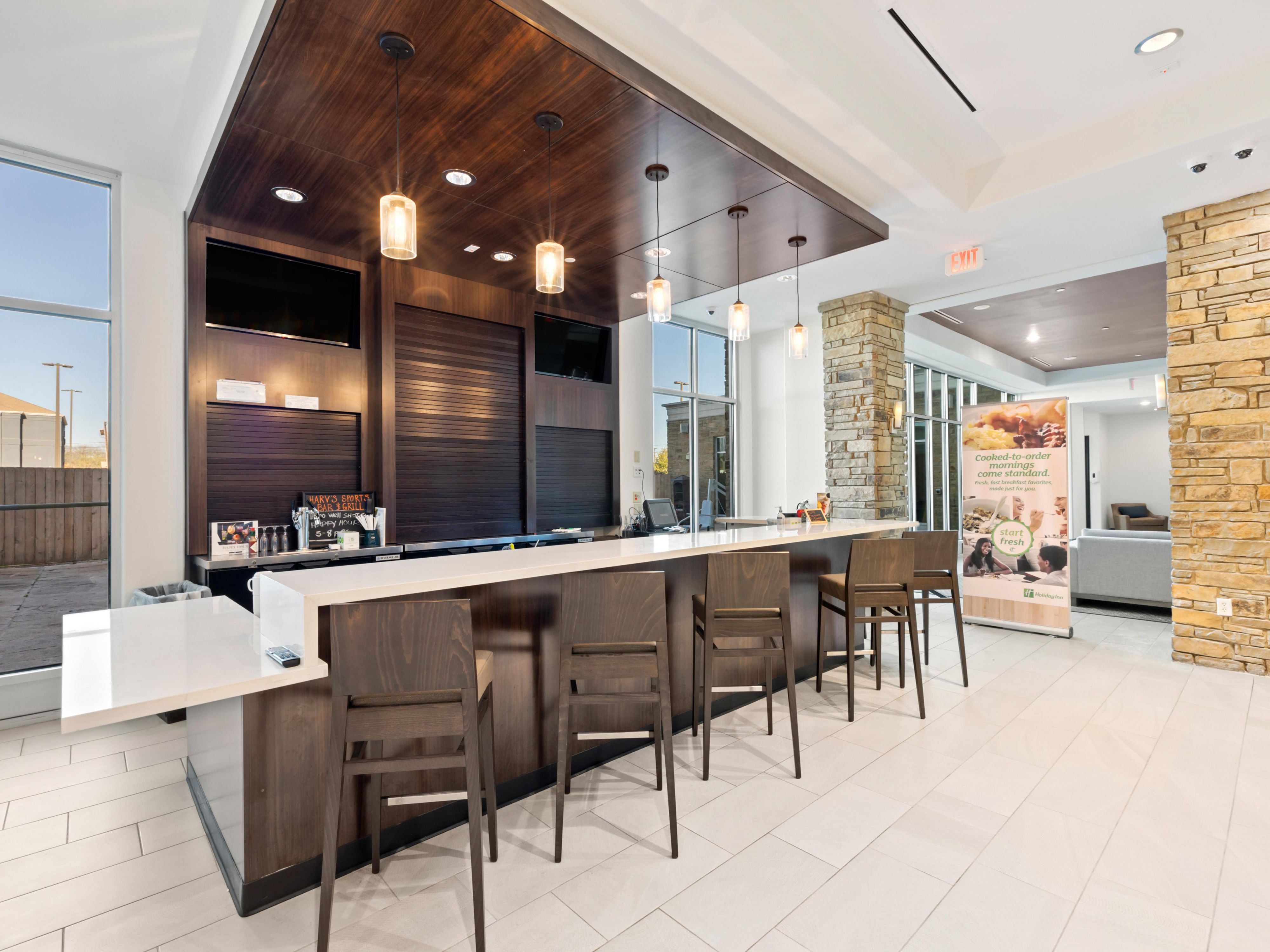 Our on-site restaurant and bar serves delicious casual American cuisine. Stop by Harv's Sports Bar & Grill for full service breakfast and dinner options. Relax with a specialty drink or favorite cocktail without ever leaving the hotel. Kids eat free!