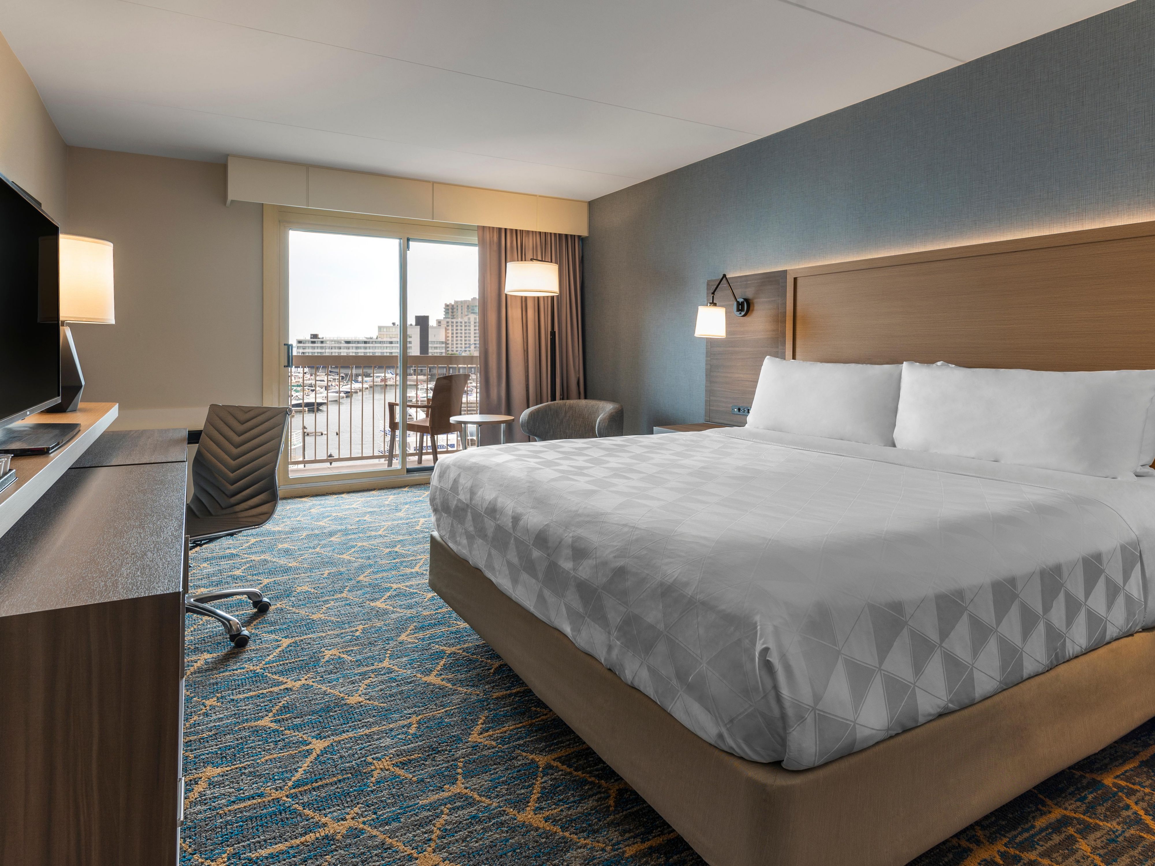 King room with gorgeous view of Kingston Waterfront.