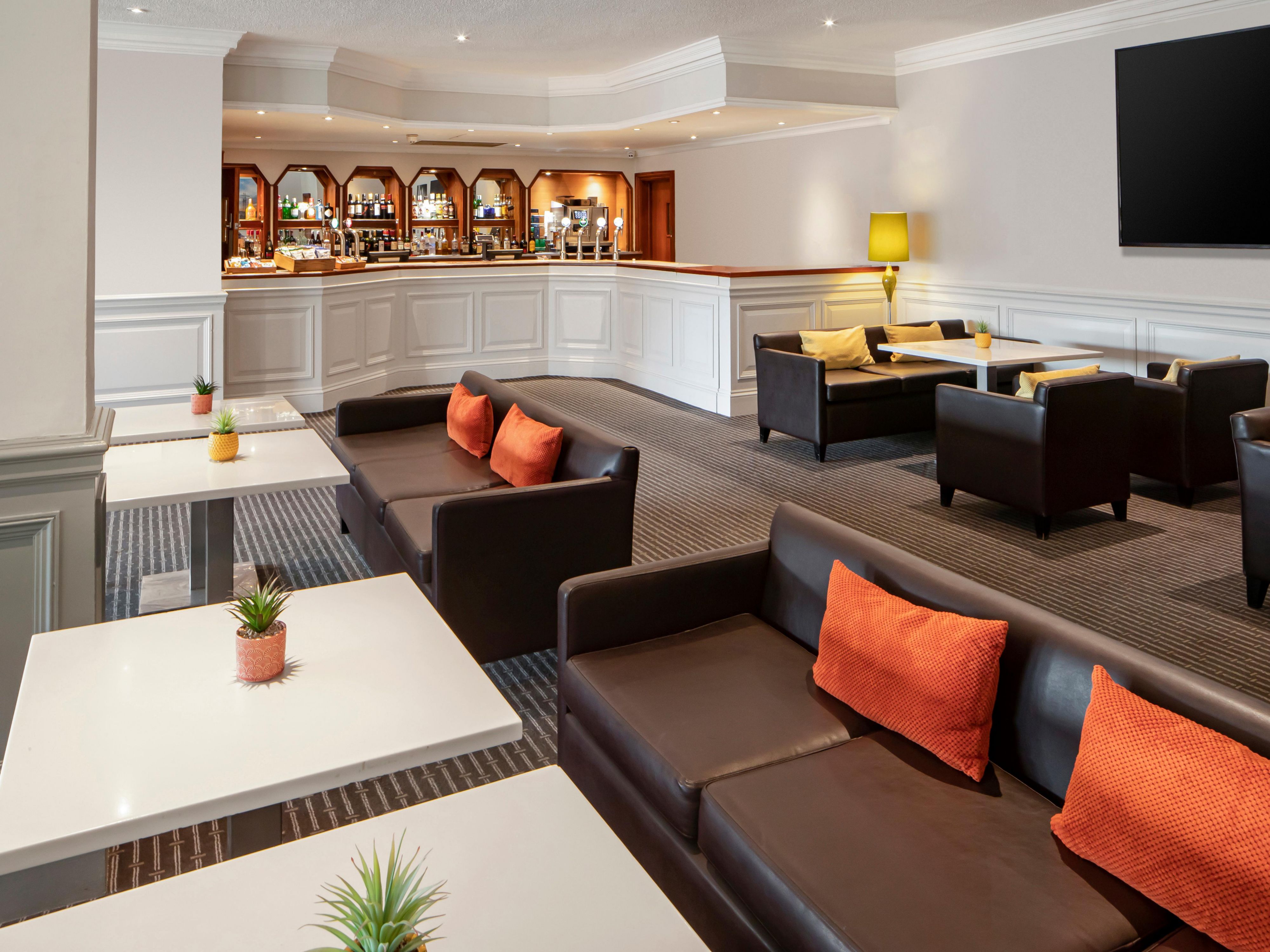 Our Marina View Restaurant and Bar & Lounge serve plenty of tasty dishes. For a lighter bite or afternoon pick-me-up, pop into the lounge where you'll be able to enjoy a coffee from Starbucks as well as a wide selection of snacks. 