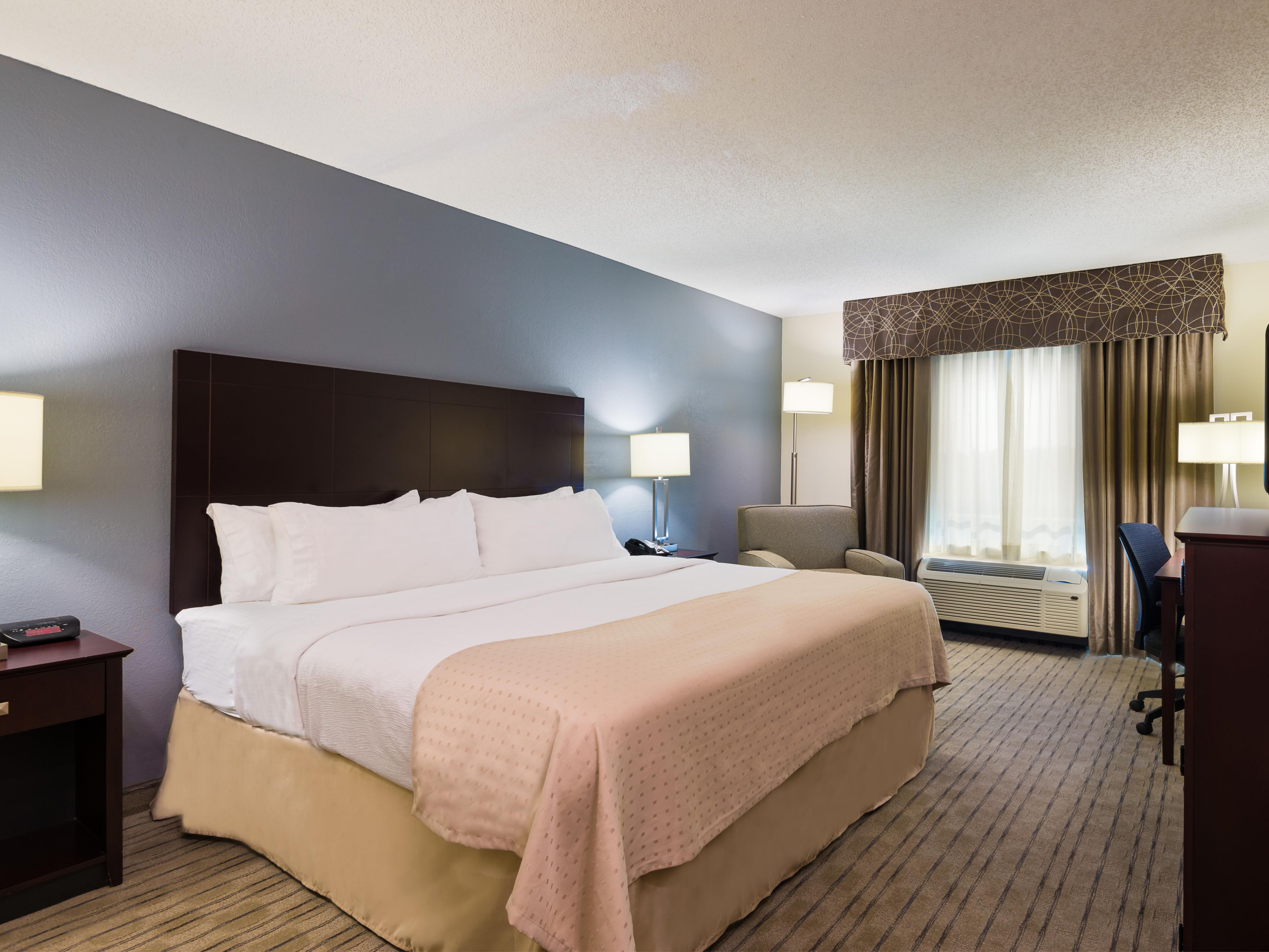 Comfortable hotel near I-75/I-40