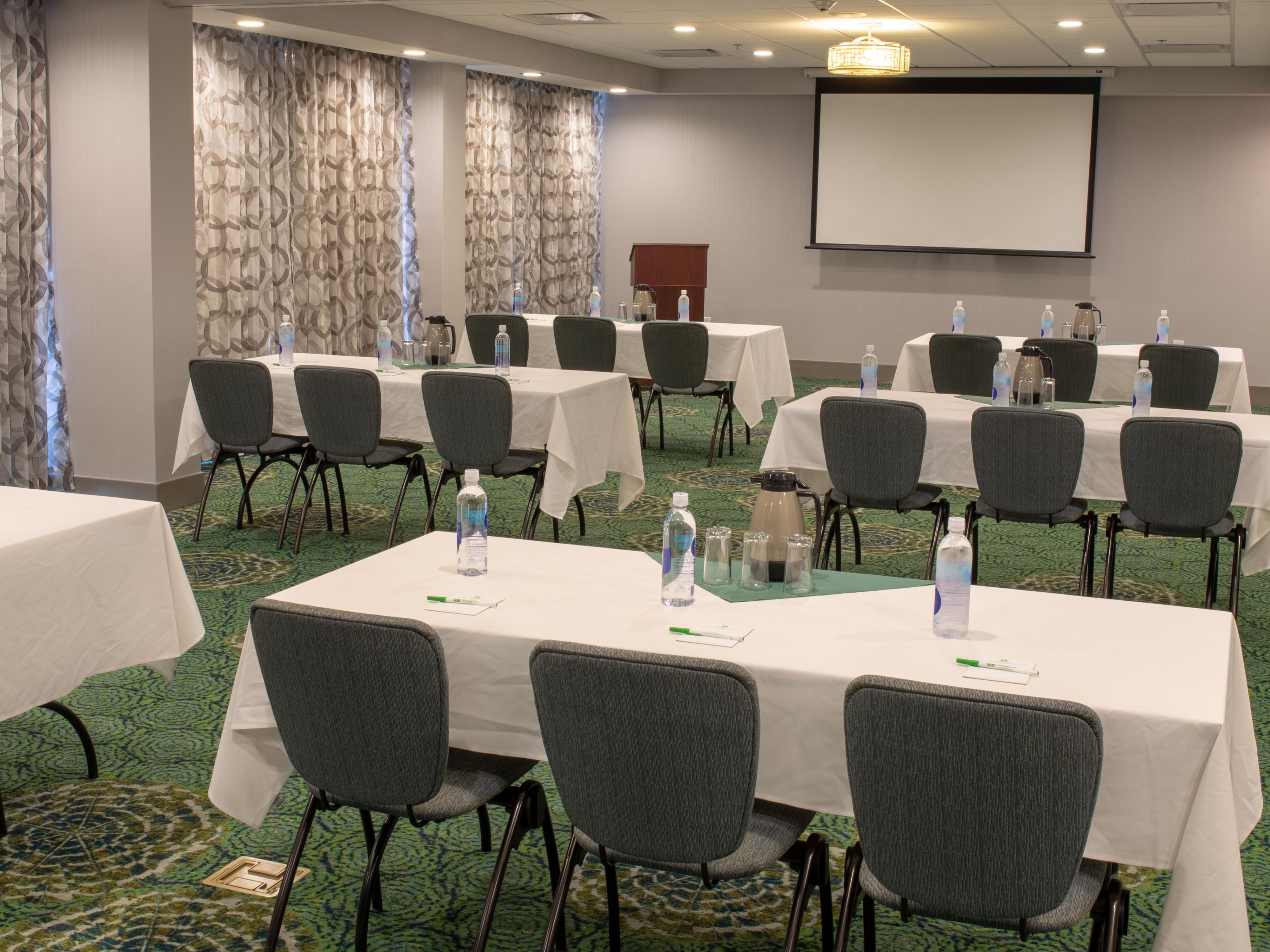 Let the Holiday Inn Knoxville North host your next meeting offering 1189 square feet of meeting space with 10 foot ceilings. Our Orange River Ballroom is equipped with two built in drop down screens and two flat screen televisions that can accommodate up to 80 people with on-site catering and audio visual equipment. Complimentary Parking and Wi-Fi.