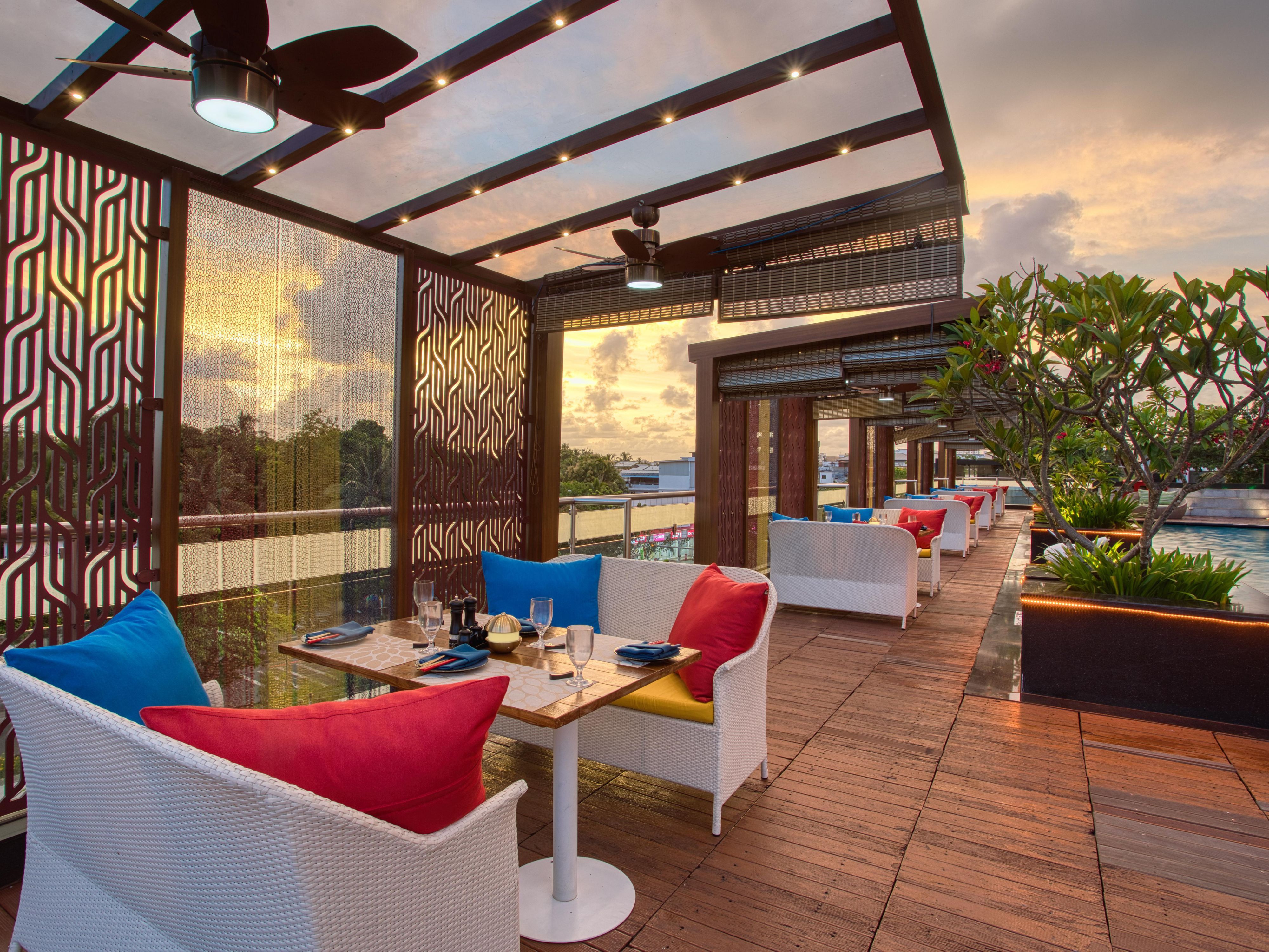 Manjakan diri di Oasis, pengalaman bersantap alfresco yang mengundang di mana cita rasa Jepang dan suasana tenang bertemu. Terletak di tepi kolam renang, pelarian yang menyegarkan ini menawarkan menu hidangan khas Jepang yang dibuat dengan sempurna. Buka setiap hari mulai pukul 4pm - 11 pm.