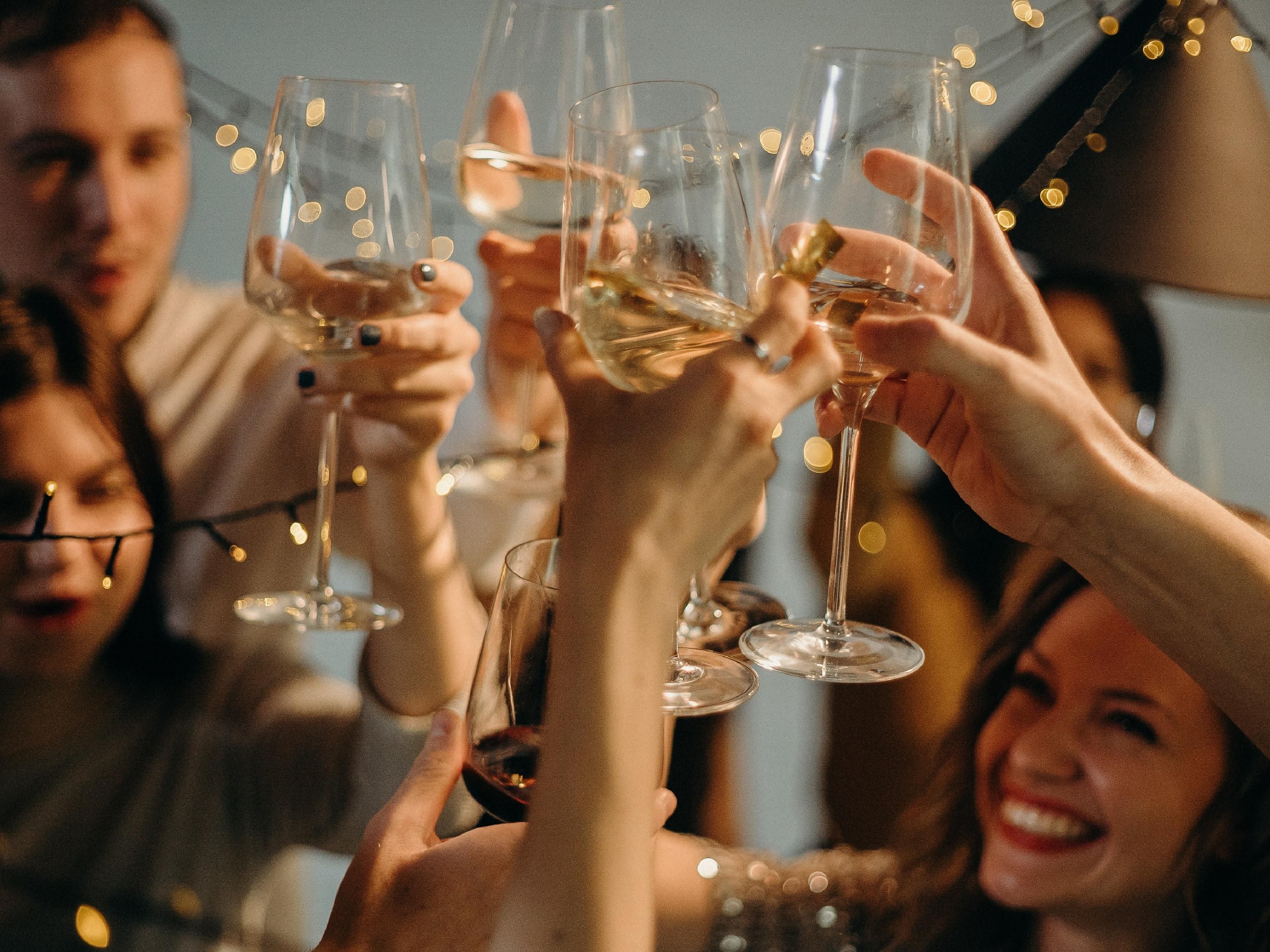 국내산 맥주나 생맥주, 또는 The 1750 Grille에서 하우스 와인 한 잔을 선택할 수 있는 "Drink on Us" 패키지를 예약하여 숙박을 더욱 풍성하게 만드십시오. 주 7일 영업하며, 해피 아워와 제철 디너 스페셜을 즐기며 바쁜 하루를 보낸 후 휴식을 취하기에 안성맞춤입니다. 즐거운 다이닝 경험을 위해 저희와 함께 하세요!