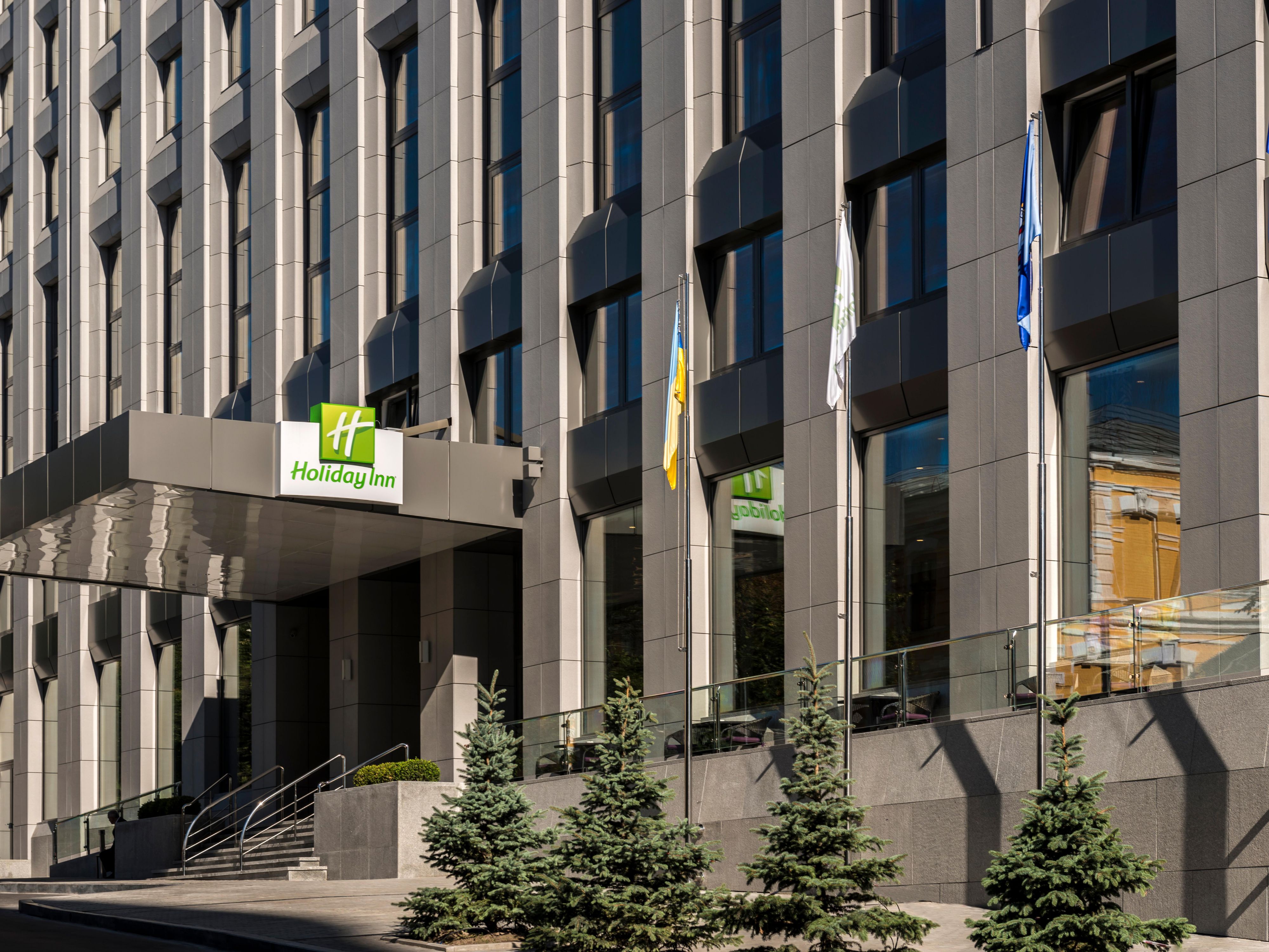 Whether you need to go on a business meeting or explore sightseeing spots – the location of Holiday Inn Kyiv offers easy access wherever you need to get. Tips on which places to visit and a city map are available at the Reception desk.