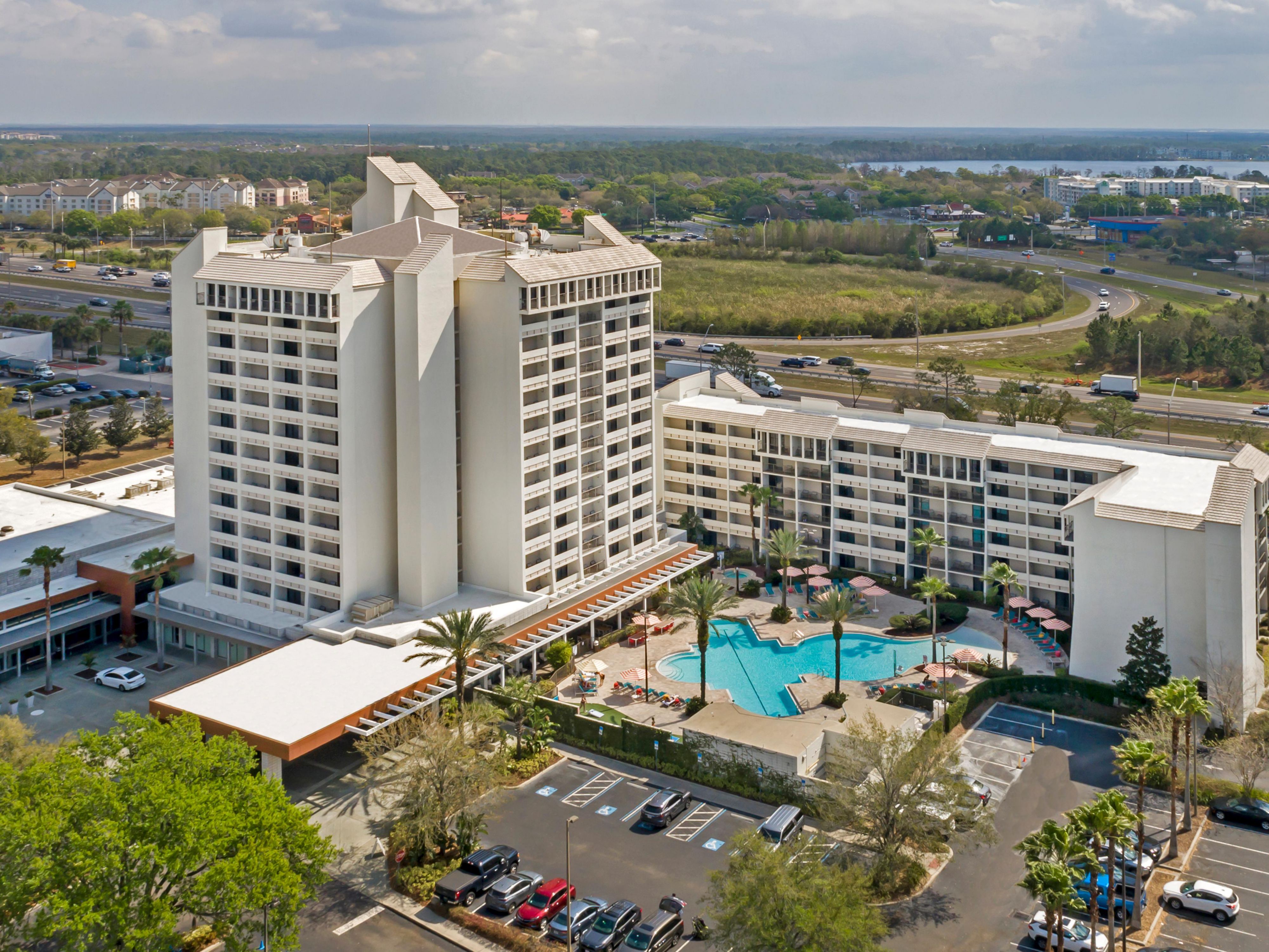 Dê uma olhada por dentro do Holiday Inn Orlando Disney Springs Are visitando o nosso link para Tour virtual. Veja nossos quartos, espaço de reunião, restaurante, piscina e muito mais. Entre e veja porque o nosso hotel é um dos hotéis mais bem classificados no TRAVESSEIRO em Orlando antes mesmo de você chegar!