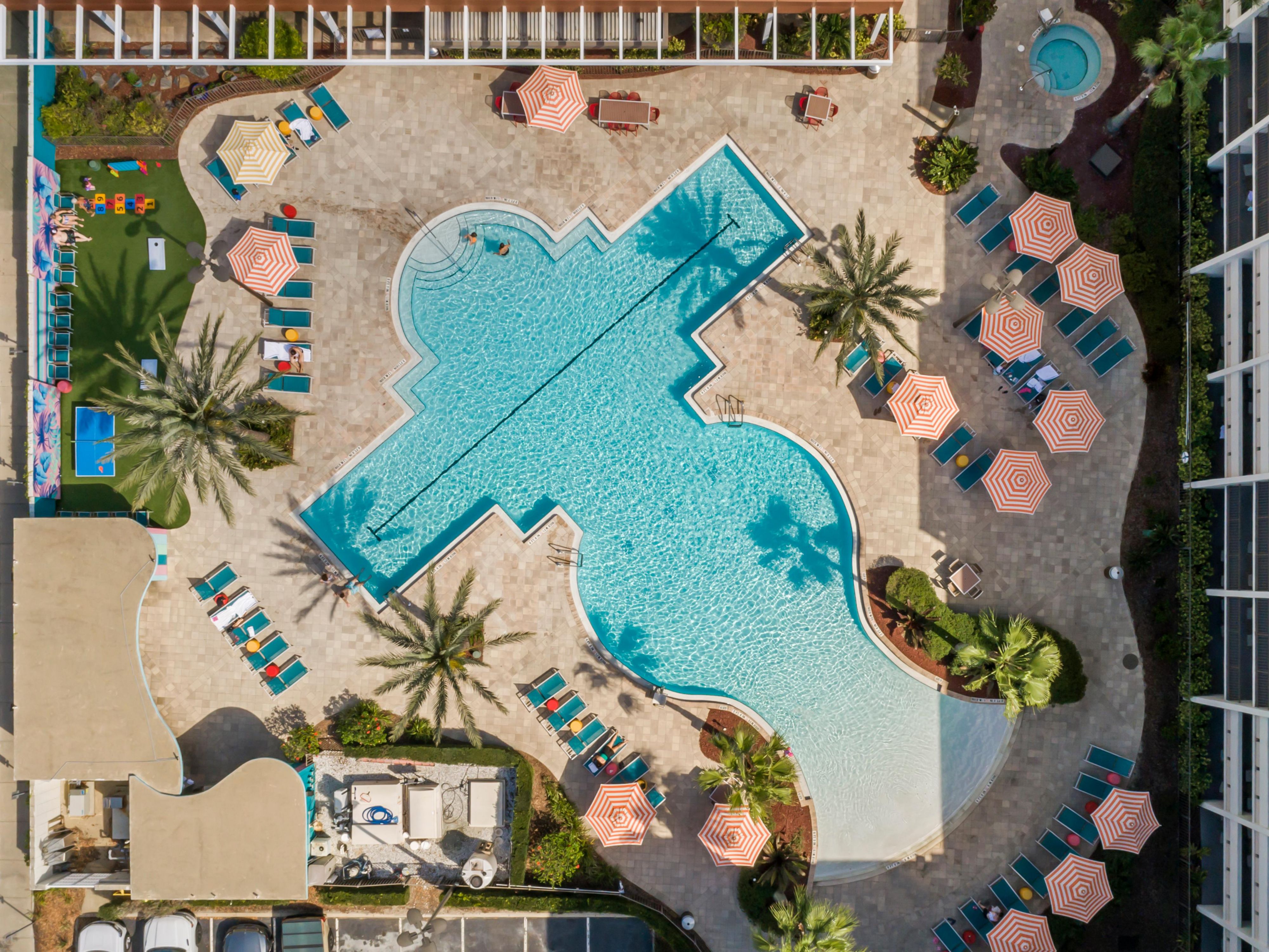 Relaxe em nosso oásis tropical, com uma piscina aquecida de entrada zero com uma pista designada. Aproveite a relaxante banheira de hidromassagem, cercada por muitas cadeiras e guarda-sóis para seu conforto. Seja para nadar, mergulhar ou simplesmente relaxar, este é o local ideal para relaxar e aproveitar o sol!