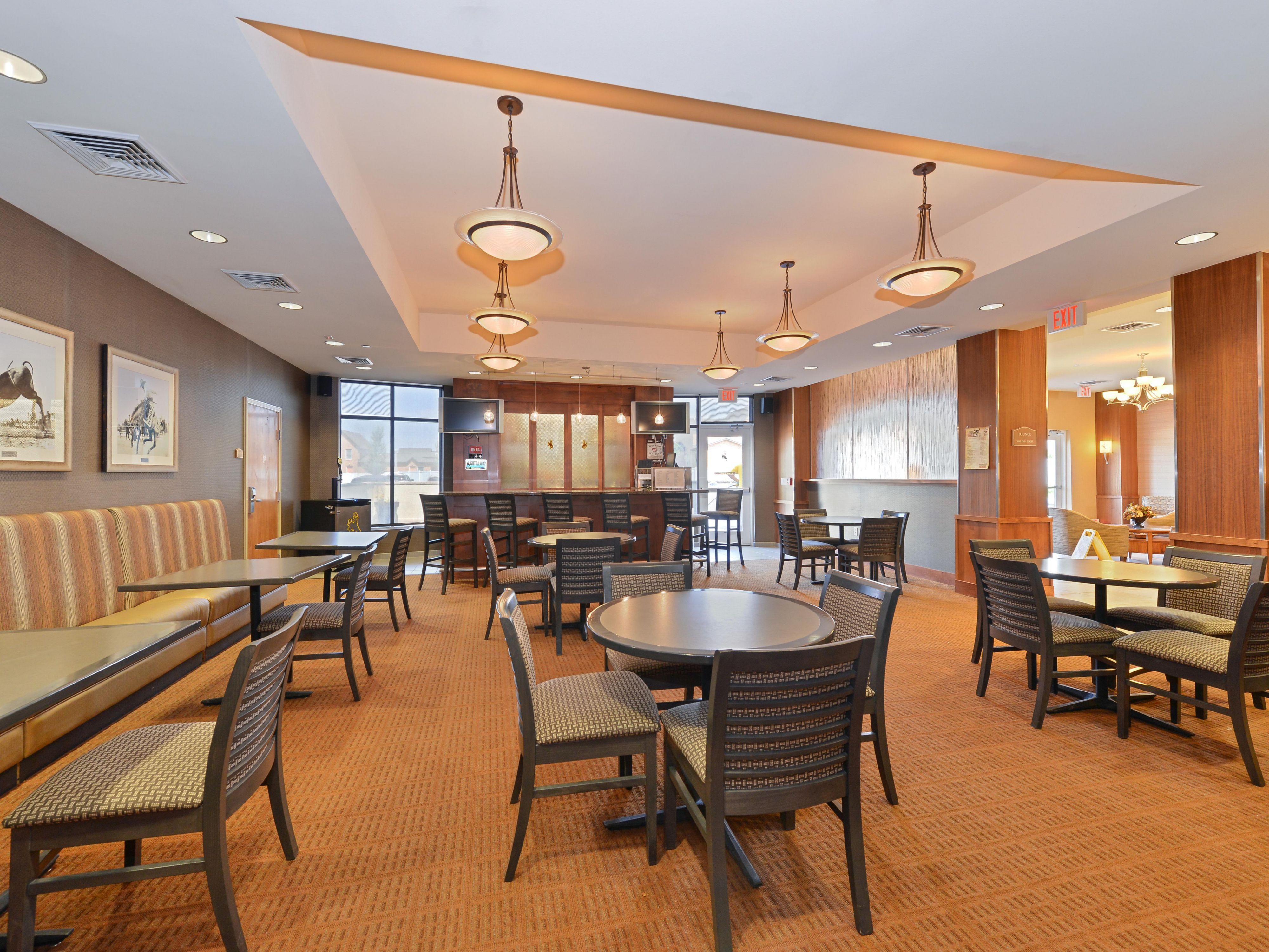 Whether you’re winding down after check-in or gathering with your team after an event, our on-site lounge at Holiday Inn Laramie is your destination for crafted cocktails, local brews, and relaxed conversations—just steps away from your guest room.