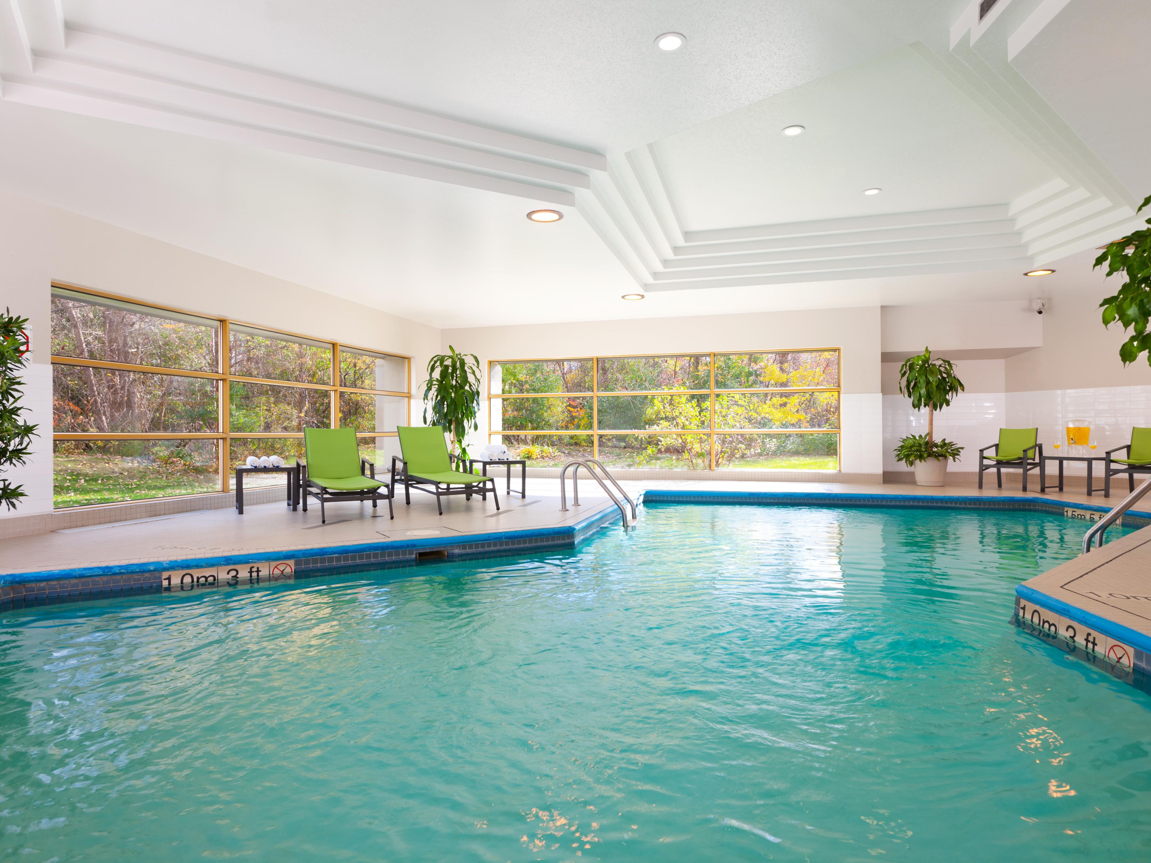 Venez profiter des bienfaits de notre salle d'exercices et de notre piscine intérieure pour vous ressourcer le corps et l'esprit. Au plaisir de vous accueillir prochainement!