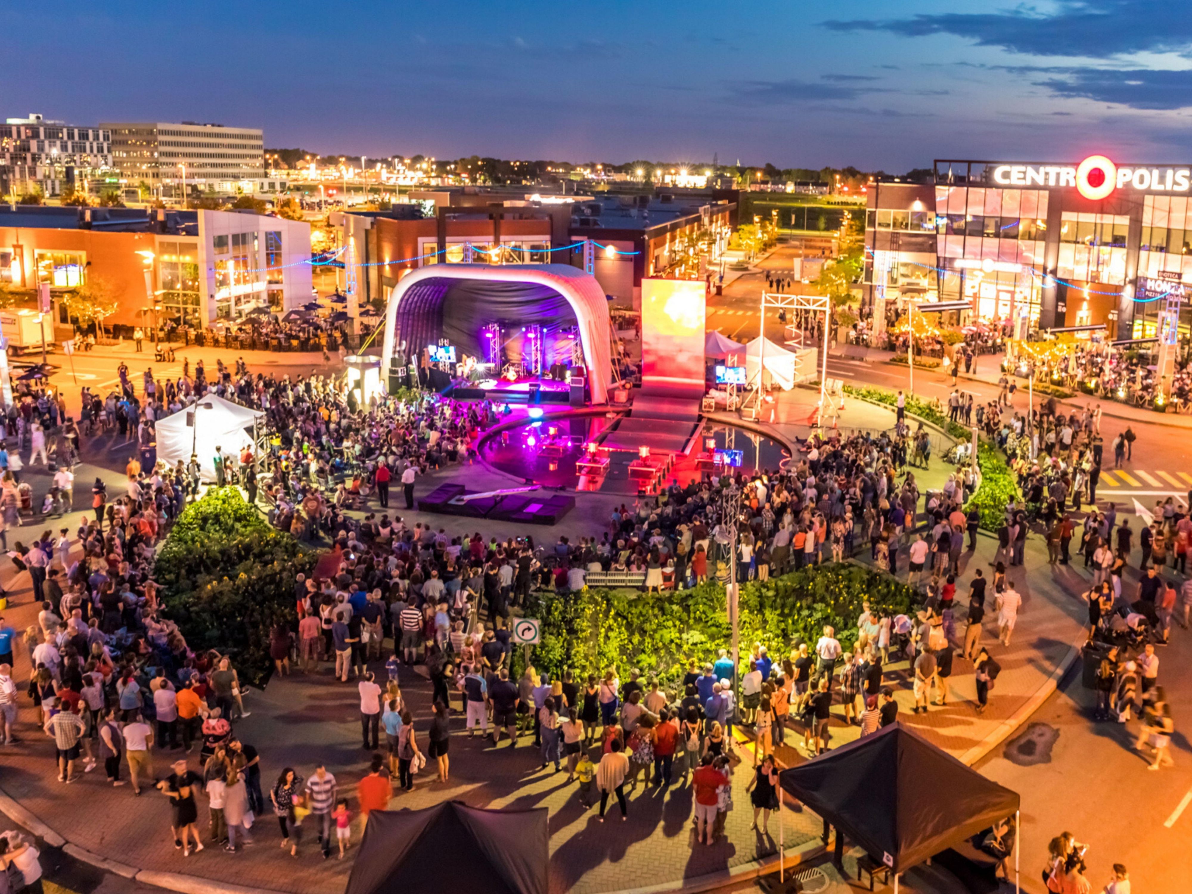 Laval's downtown area is known as Centropolis, and here you'll find no shortage of fine dining options, boutiques for shopping, live entertainment and outdoor activities. Stroll around our idyllic parks or strap on your skates and hit the ice rink!