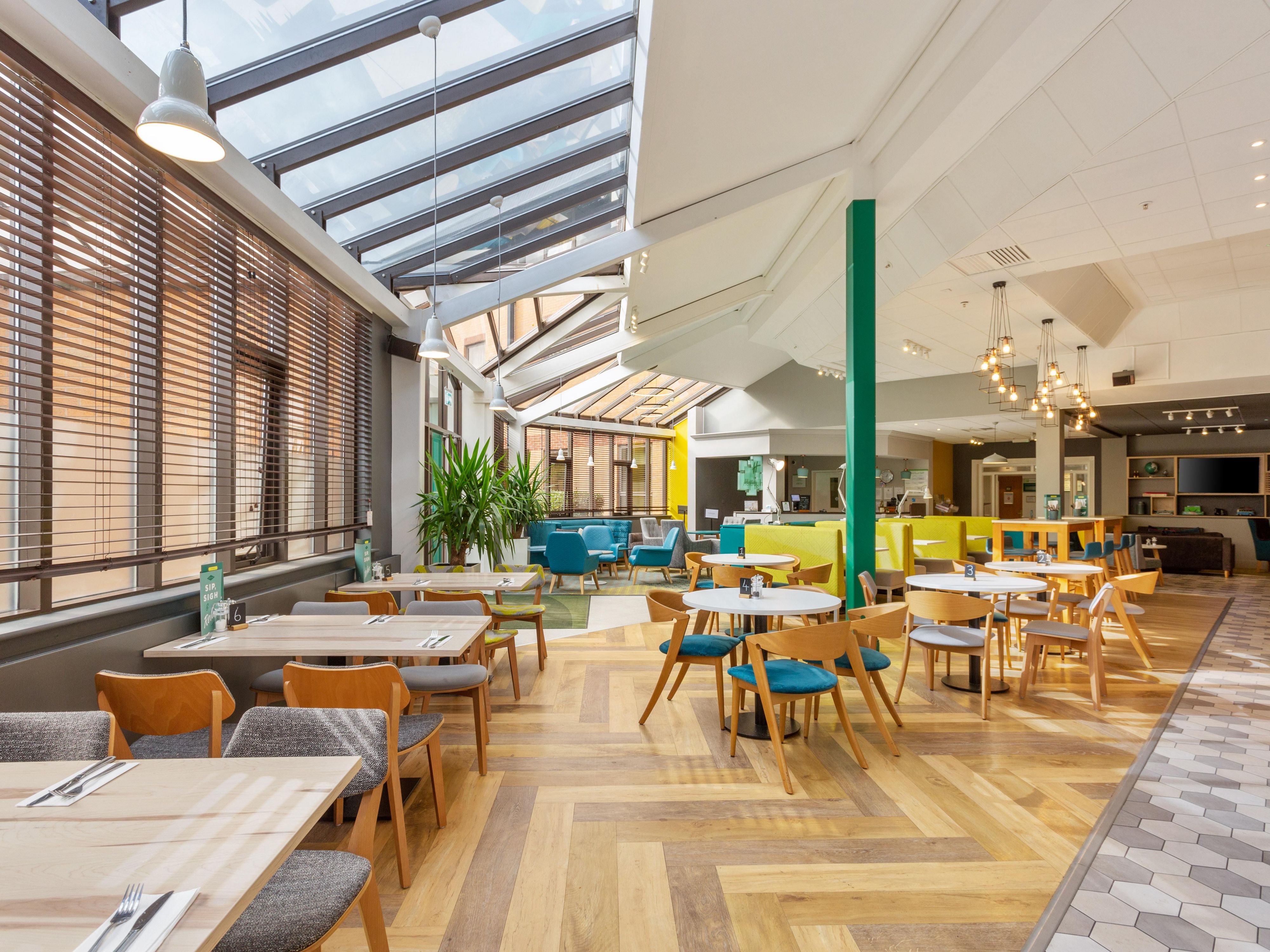 Relax and unwind in our Open Lobby, a multi-use space perfect for catching up with family & friends or meeting colleagues. Choose a bite to eat from the all-day dining menu which offers a selection of light bites and tasty meals or grab a refreshing drink from the extensive drink's menu. Open 24 hours for residents. Non-residents are also welcome. 