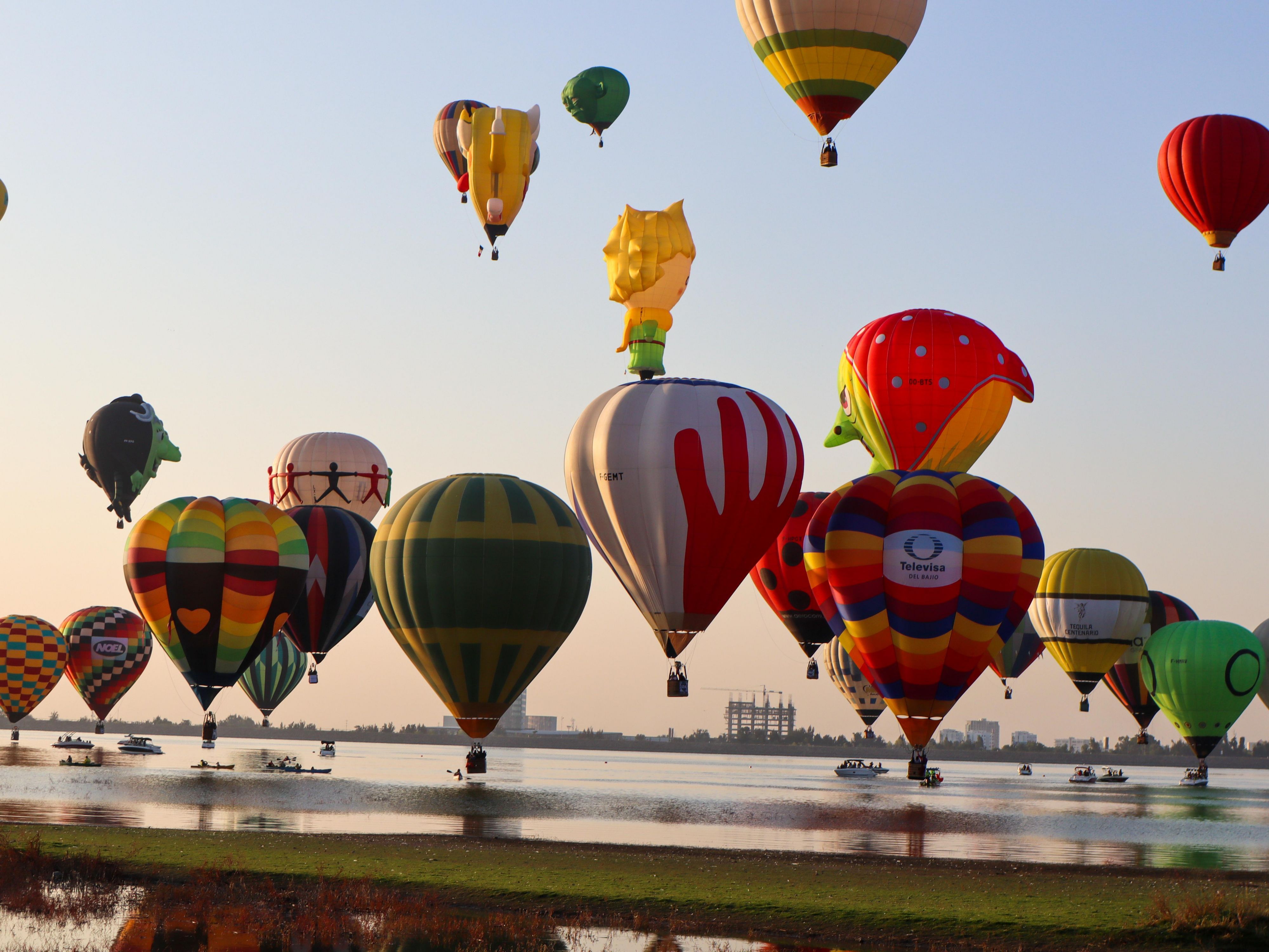 A sky full of colors. Enjoy an incredible light and music show with balloons in the sky of León.