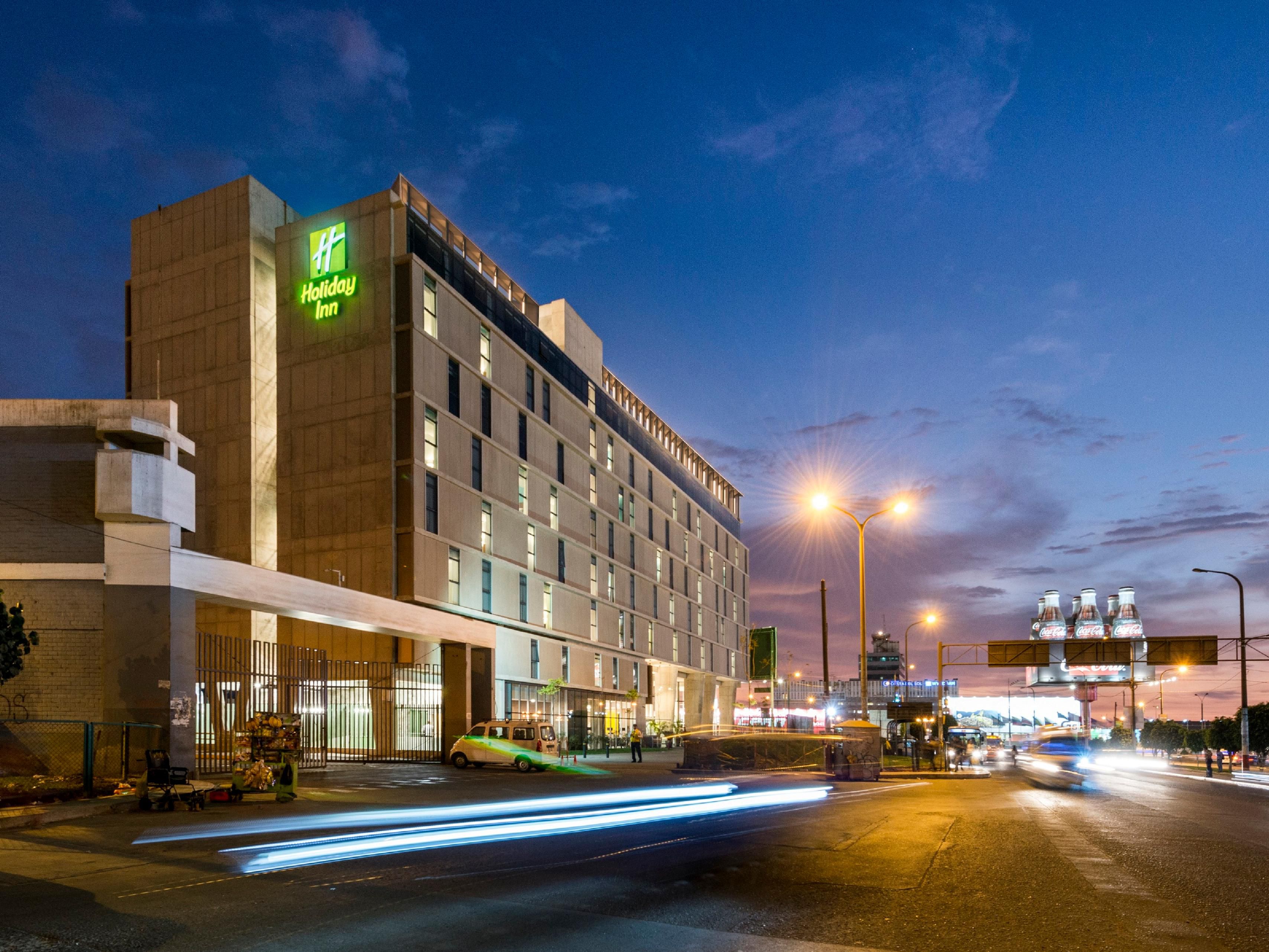 Optimize your time and stay in front of the Jorge Chavez airport in Lima. We offer free shuttle service from the airport to the hotel.

In less than 5 minutes, live the experience of staying at Holiday Inn Lima Airport, and arrive on time for your next flight.