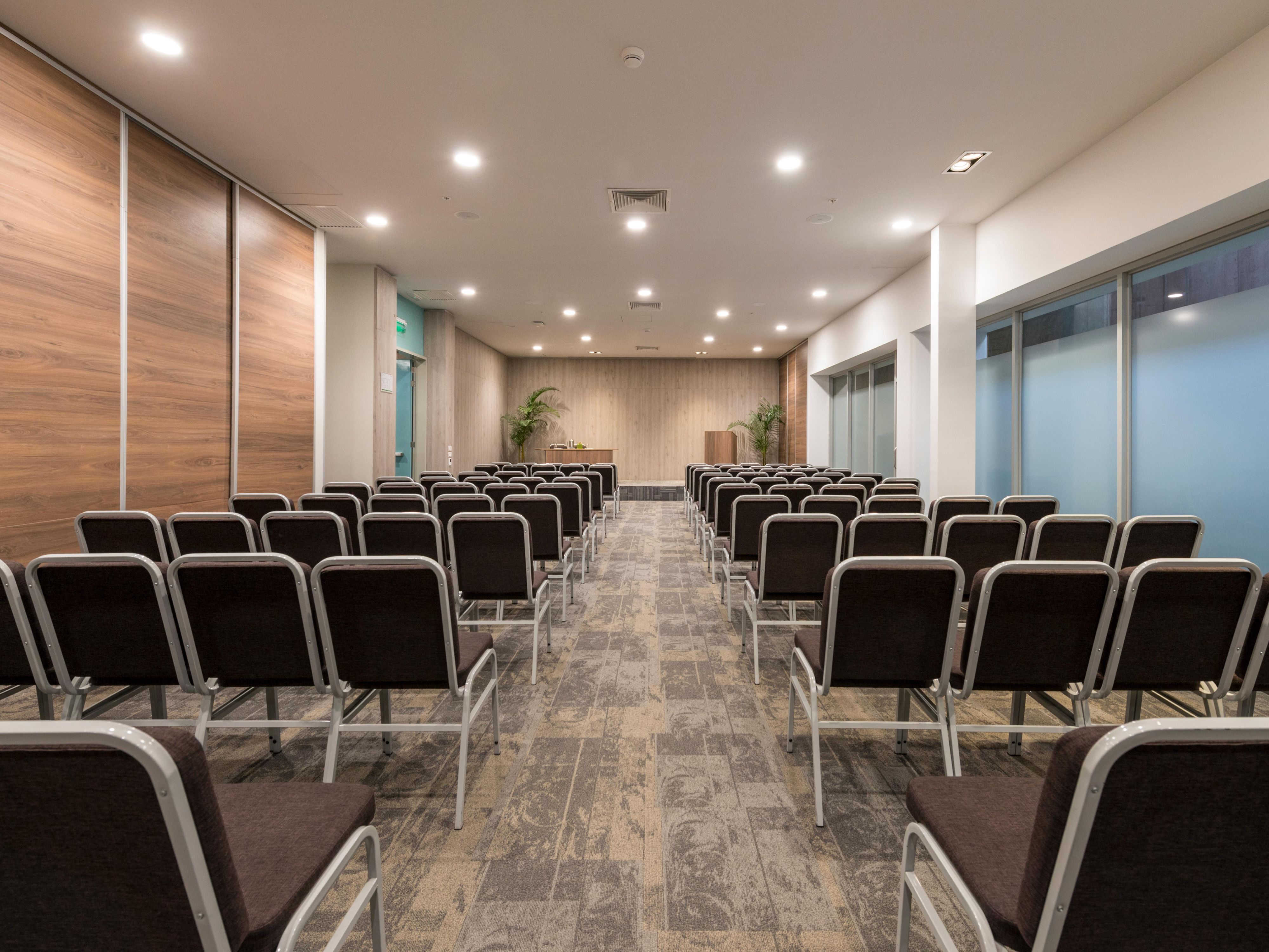 Guarantee the success of your event booking with our event rooms in front of the airport. We have everything you need to cover your needs and ensure that your event is held with the professionalism that your company or association requires.